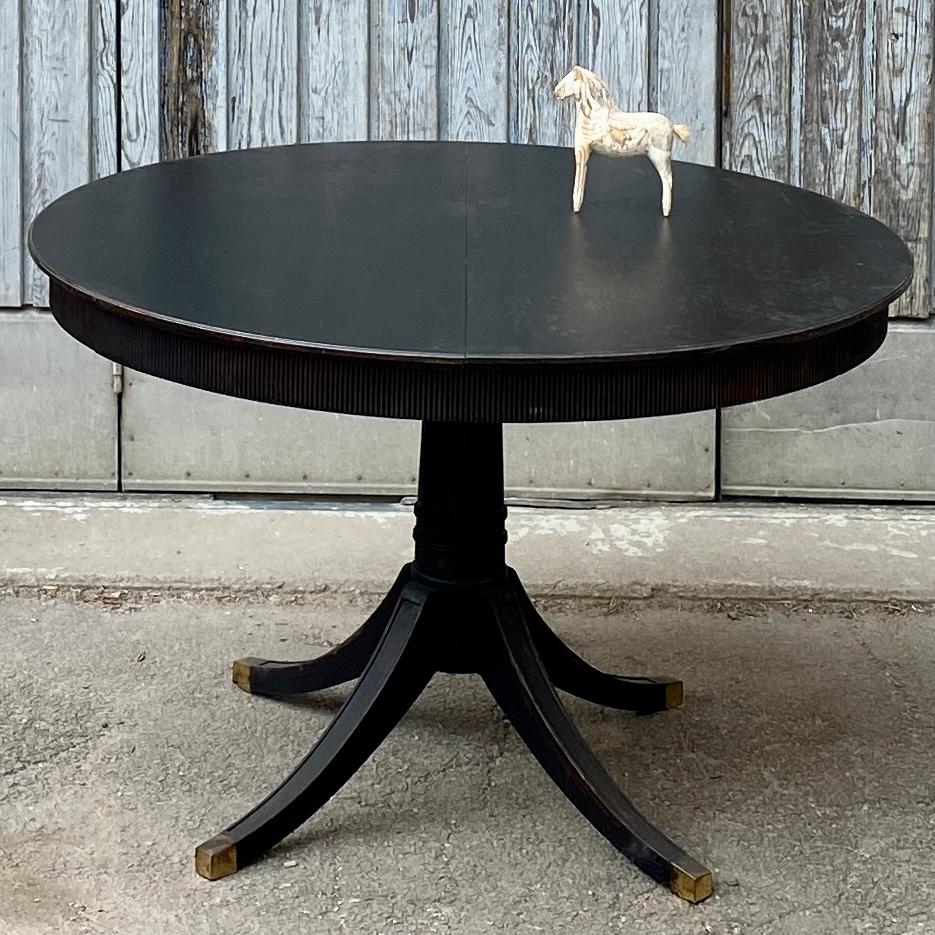 Round Black Pedestal Dining Table, Sweden 1920 In Good Condition For Sale In Haddonfield, NJ