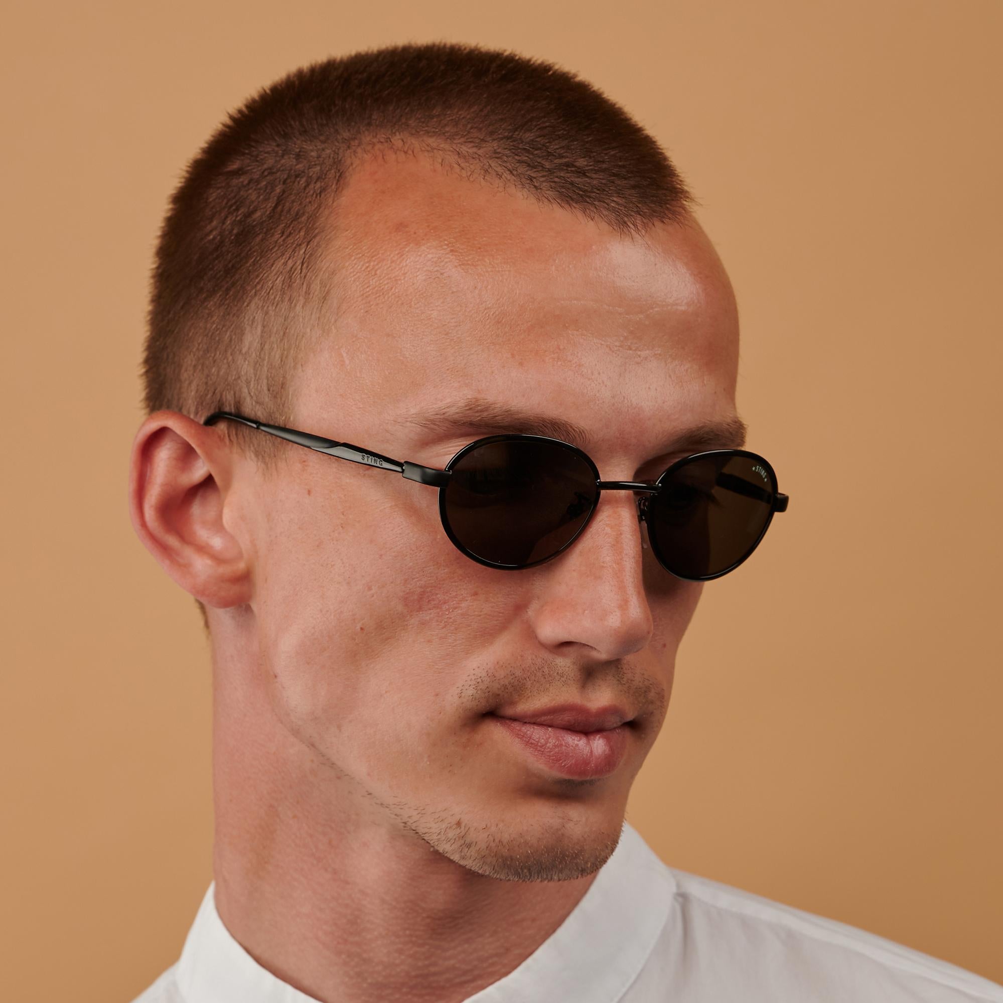Lunettes de soleil rondes noires de Sting, Italie en vente 1