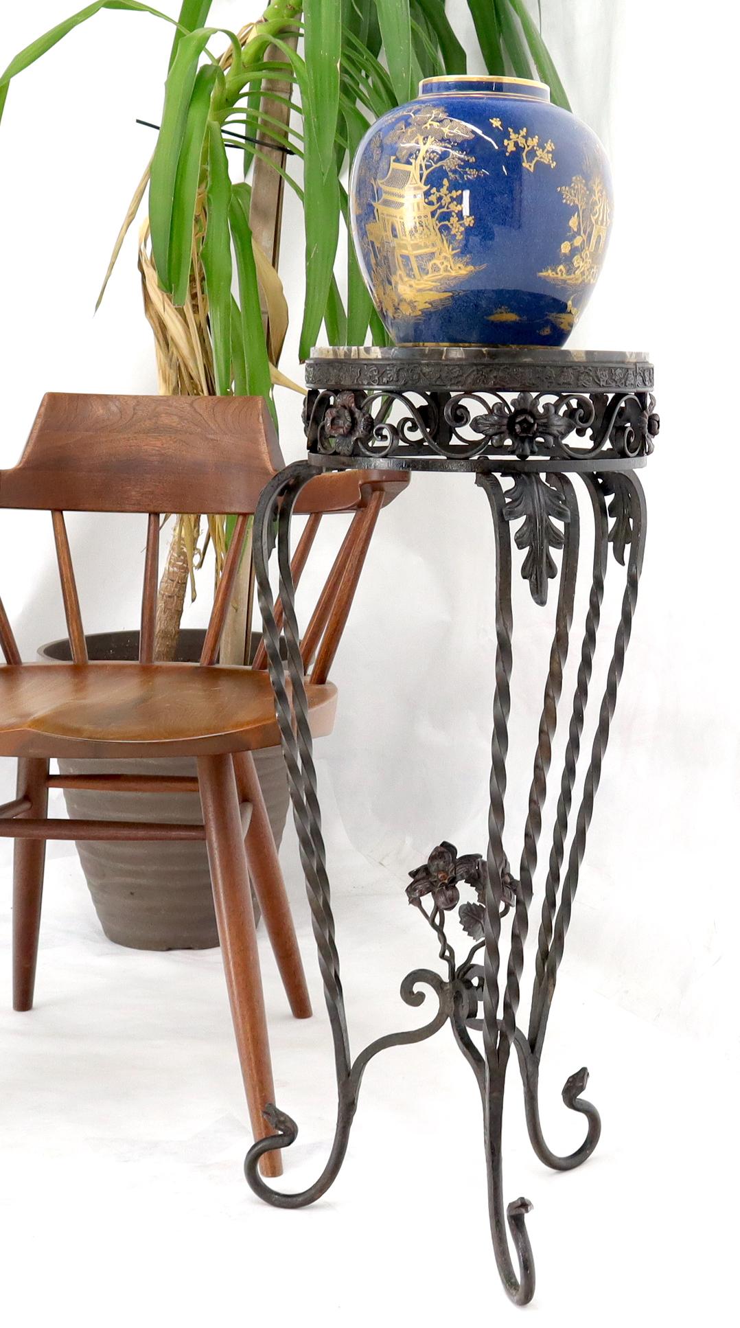 Round Black & White Marble Top Wrought Iron Pedestal Stand Table In Excellent Condition For Sale In Rockaway, NJ