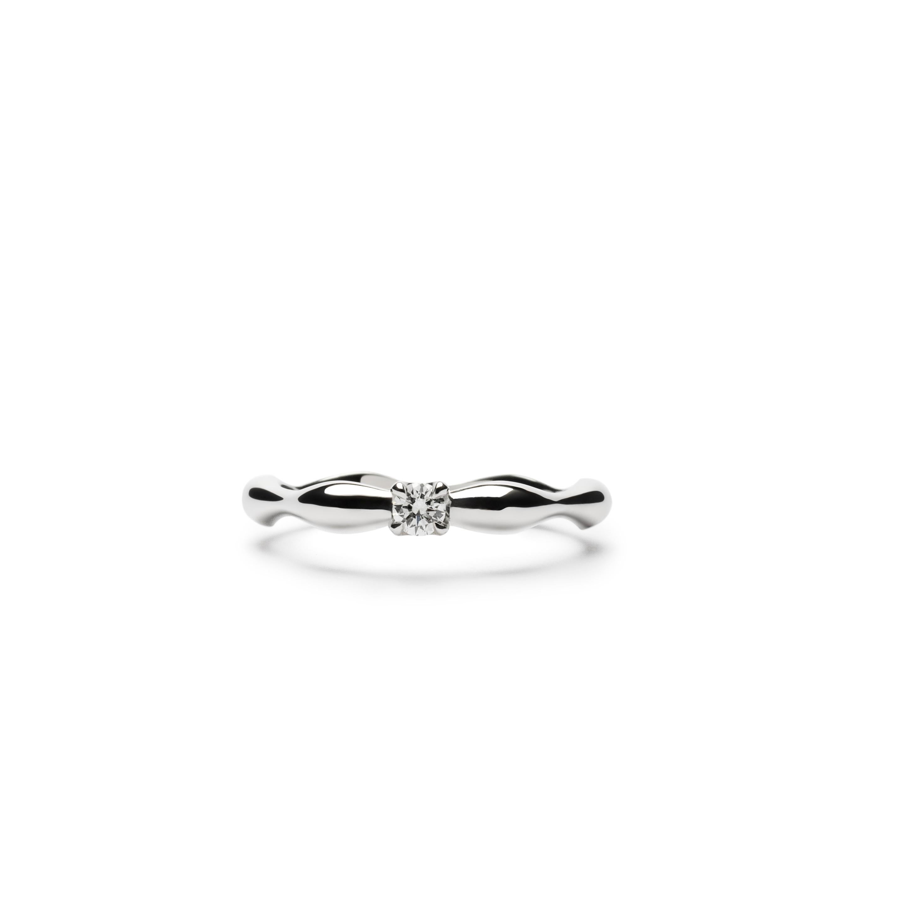 Anello Blaze rotondo
Realizzato in oro 18 carati, l'anello Round Blaze presenta una gemma bianca brillante da 0,10 carati con un intramontabile taglio rotondo. Questo pezzo rivisita una silhouette classica della nostra serie Blazing, dove la
