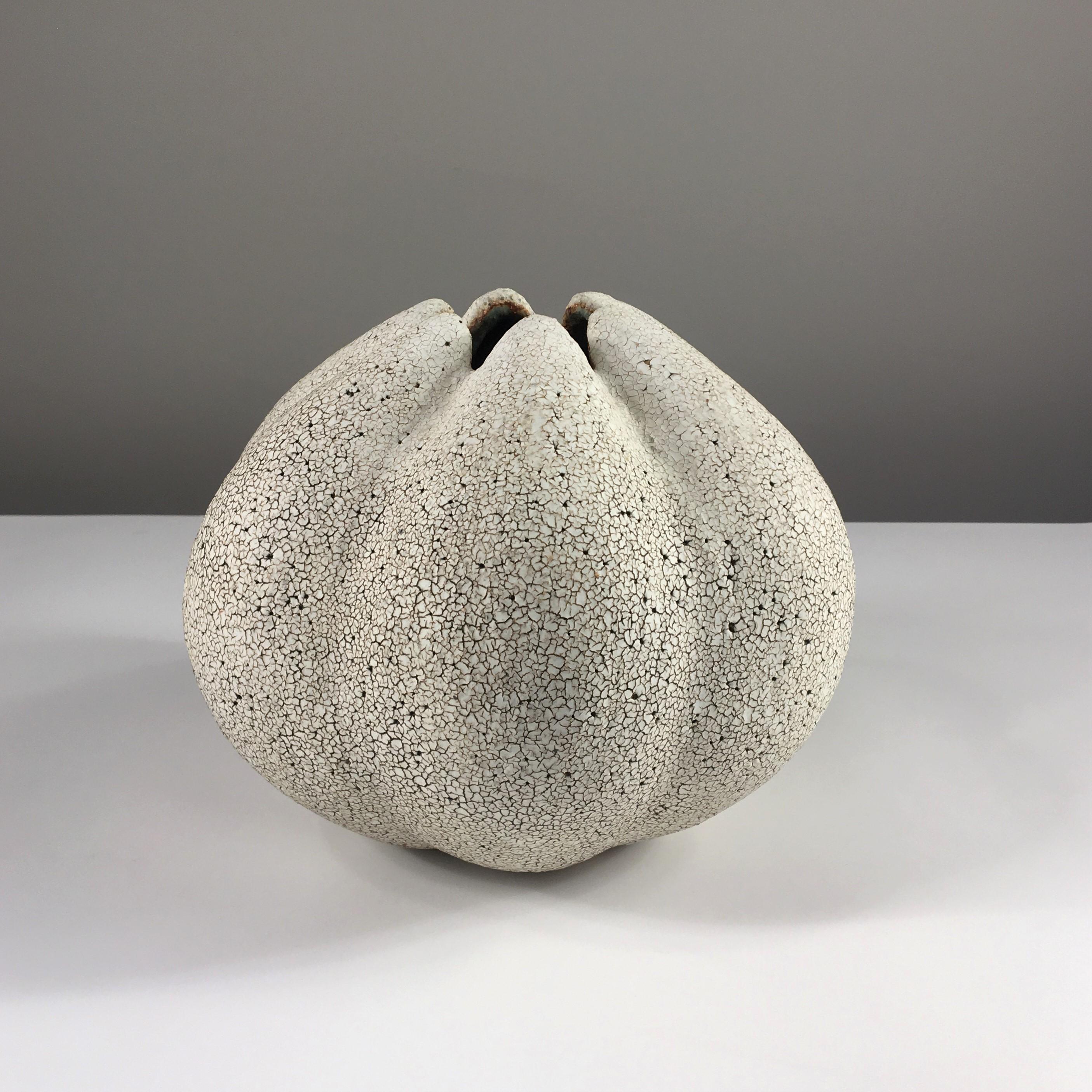 Runde Blütenvase von Yumiko Kuga. Abmessungen: H 6