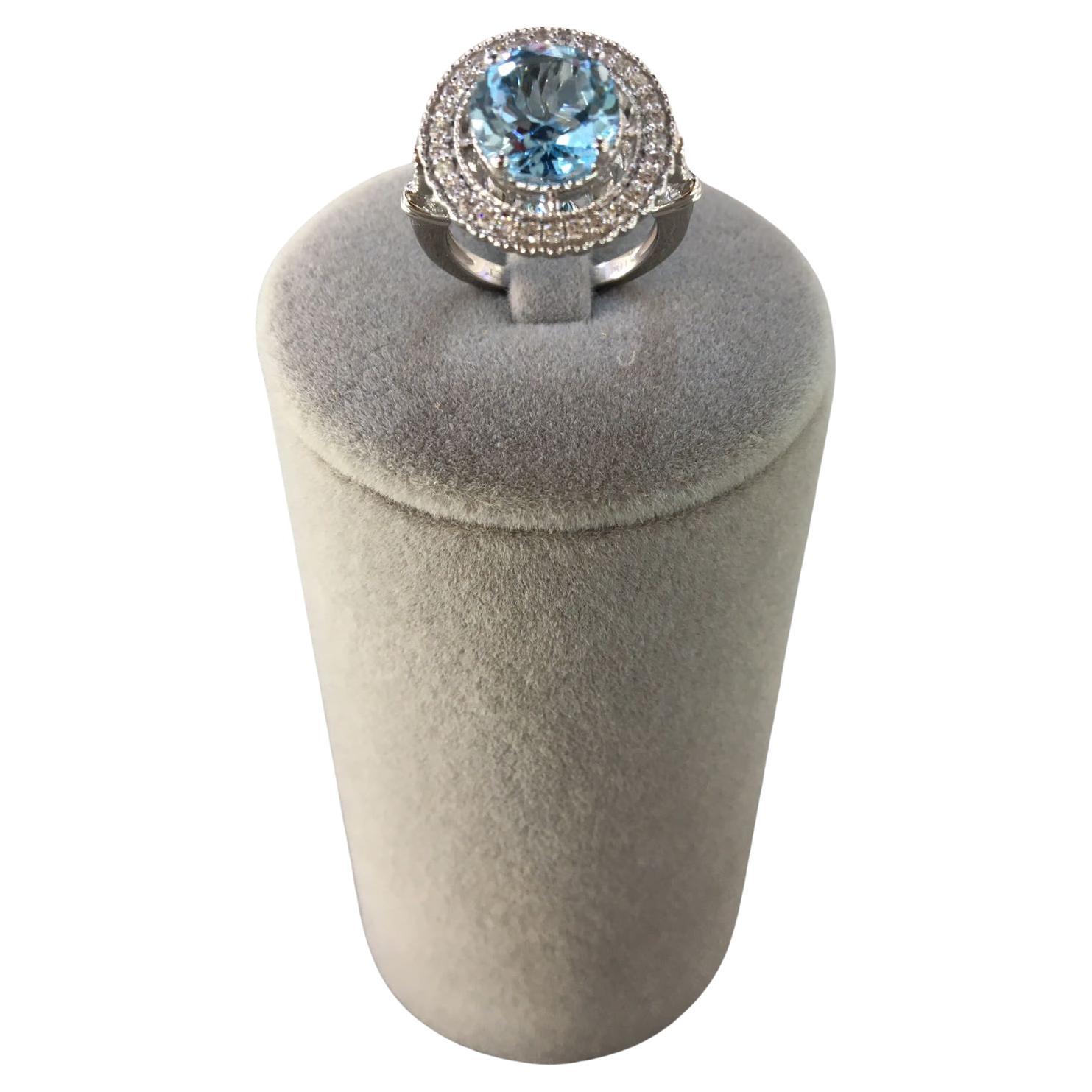 Taglio rotondo Anello in oro bianco 14 carati con diamante blu rotondo e Pave Sun Ray Flower Halo in vendita