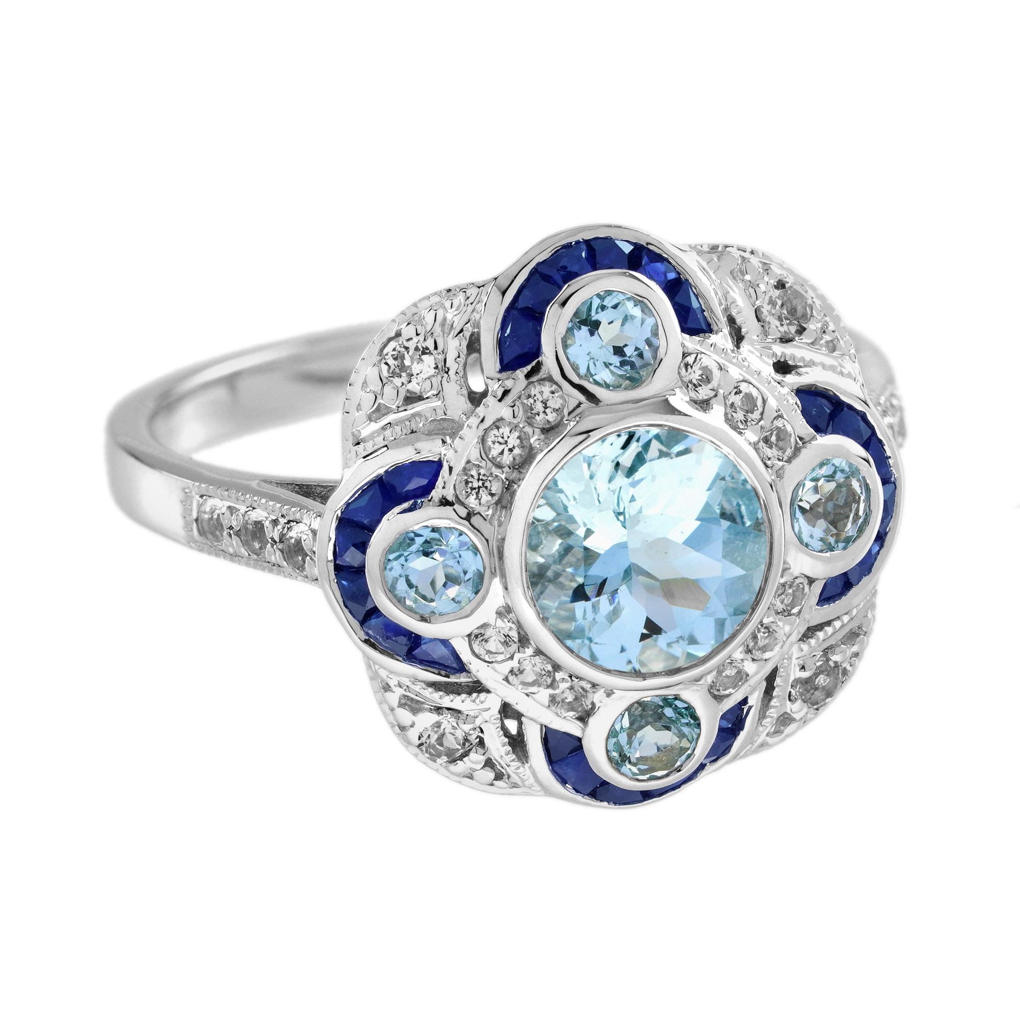 Questo squisito anello presenta una splendida acquamarina centrale, accentuata in modo elegante da altre quattro acquamarine posizionate a nord, sud, est e ovest. Ogni pietra d'accento è splendidamente circondata da scintillanti zaffiri blu taglio