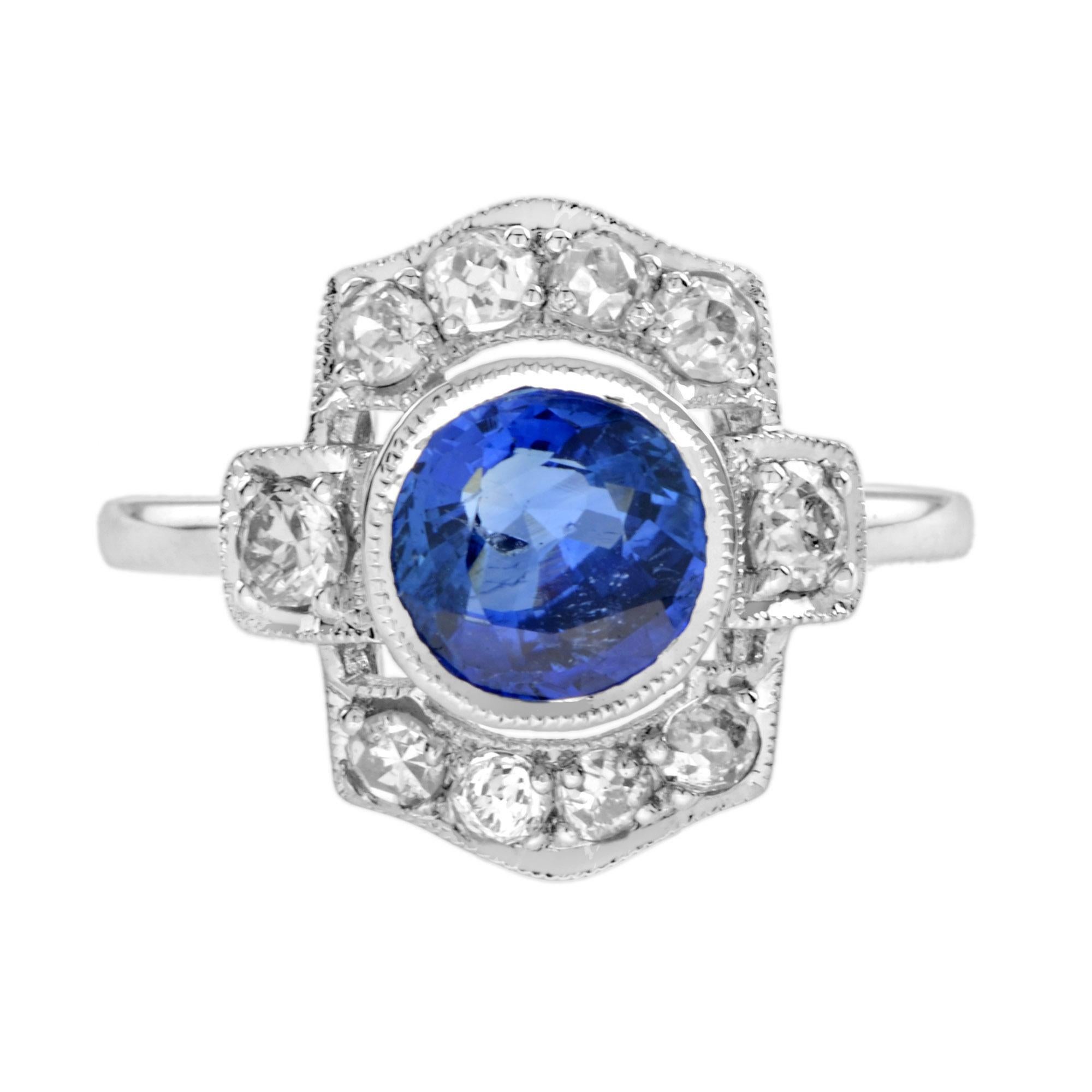 Une superbe bague en or blanc inspirée de l'Art déco et ornée de saphirs de Ceylan et de diamants ! Le saphir de forme coussin de 1,73 carat est serti sur une lunette avec un bord milgrain, surmontant une dispersion équilibrée de diamants de taille