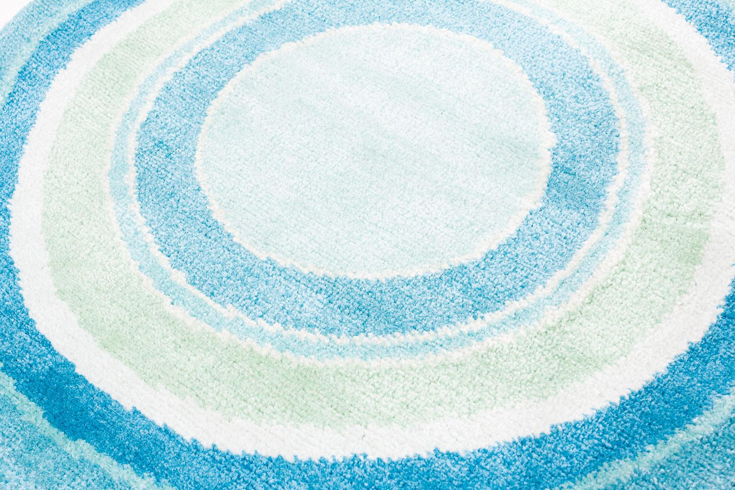 Noué à la main Tapis d'accessoire rond en laine de soie bleu vert Pop F. Scott Bullseye de Joseph Carini en vente