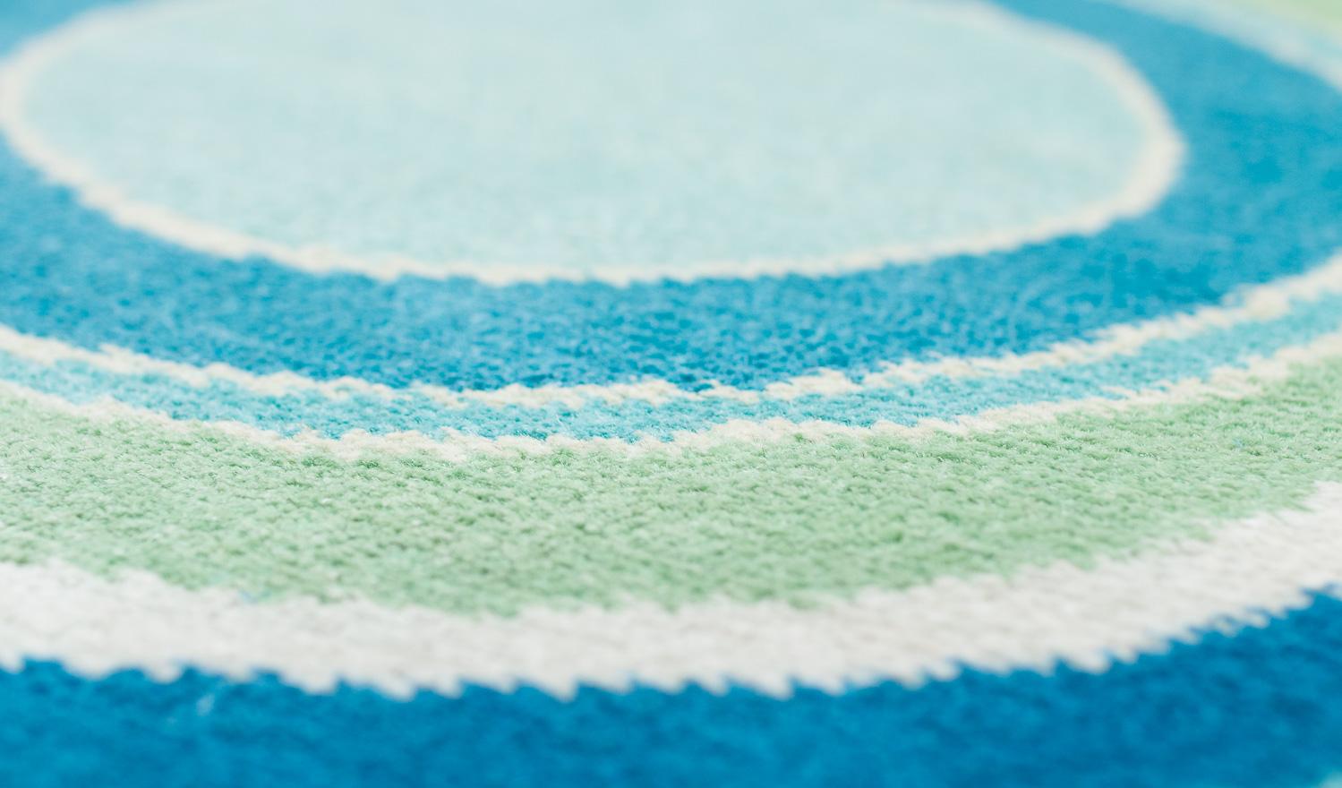 Laine Tapis d'accessoire rond en laine de soie bleu vert Pop F. Scott Bullseye de Joseph Carini en vente