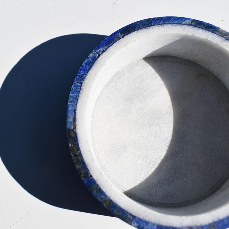 Schöne blaue Lapis Lazuli und Carrara Marmor Stein Schmuck-Box. Die aus echtem blauen Lapislazuli gefertigte Dose hat ein niedriges Profil und eine runde Form A. Dieses hübsche Schmuckkästchen verfügt über einen Deckel, der sich an den Boden
