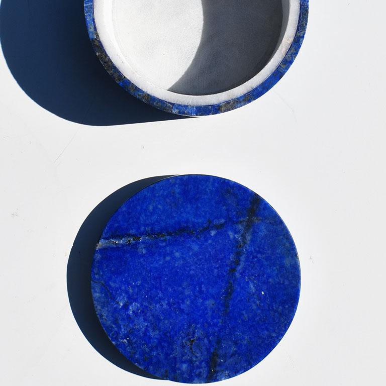 Runder blauer Lapislazuli- und Marmorstein-Schmuck- oder Trinkettenschachtel mit Deckel (Volkskunst) im Angebot