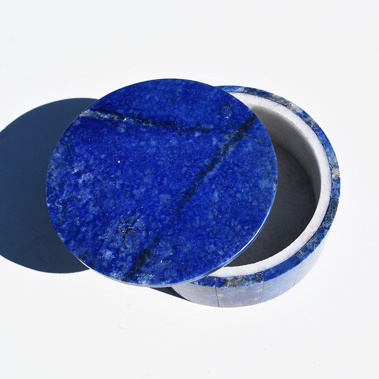 Indien Boîte à bijoux ou coffret à bijoux rond en lapis-lazuli bleu et pierre de marbre avec couvercle en vente