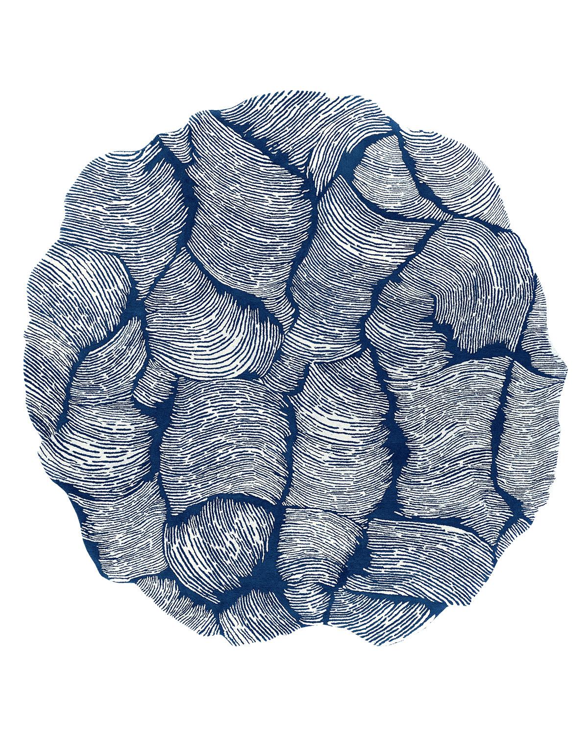 Luxury Round Blue Oceano D300 Hand-Tufted Wool Rug by Mohebban
Dimensions: D 300 cm
Materials: Wool.

The Sombra collection, designed by Miguel Reguero, celebrates the encounter between architecture and nature. The rational and linear geometry in