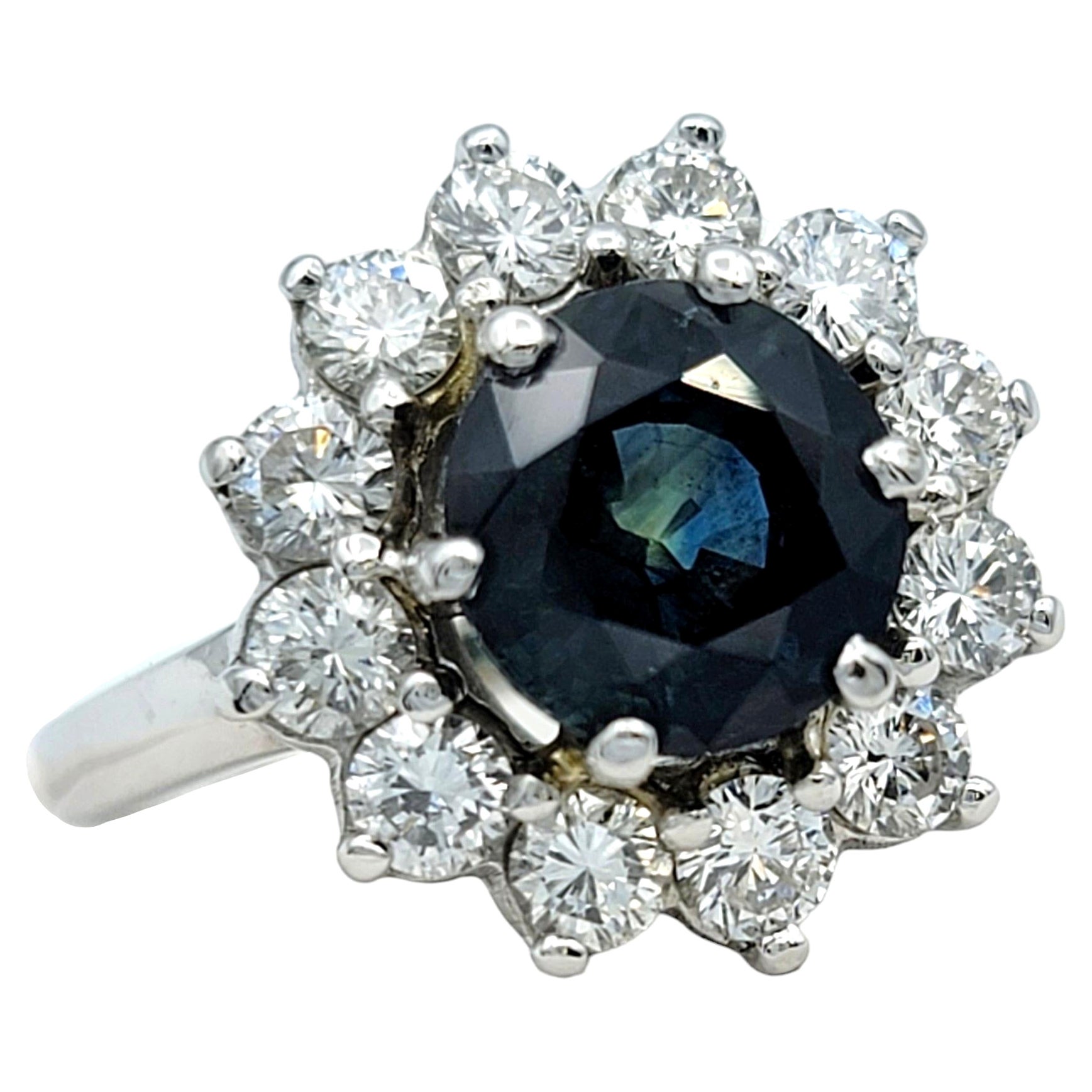 Bague cocktail fleur en or blanc 14 carats, saphir bleu rond et diamant halo