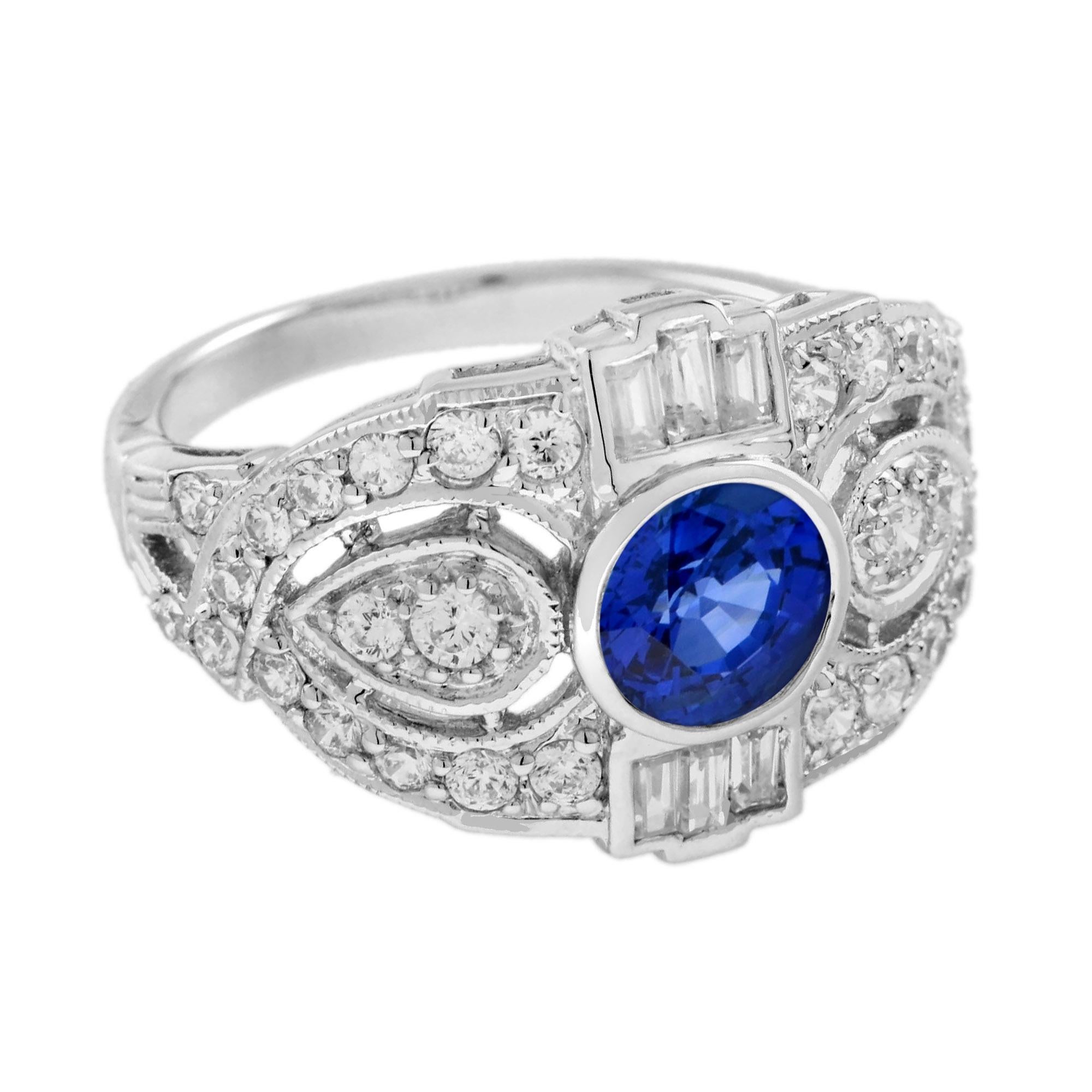 Cette magnifique bague est centrée sur un saphir naturel de Brilliante de taille ronde et rehaussée de diamants ronds de taille brillante. Le design complexe fait de cette bague un choix parfait comme bague d'anniversaire de mariage pour les hommes