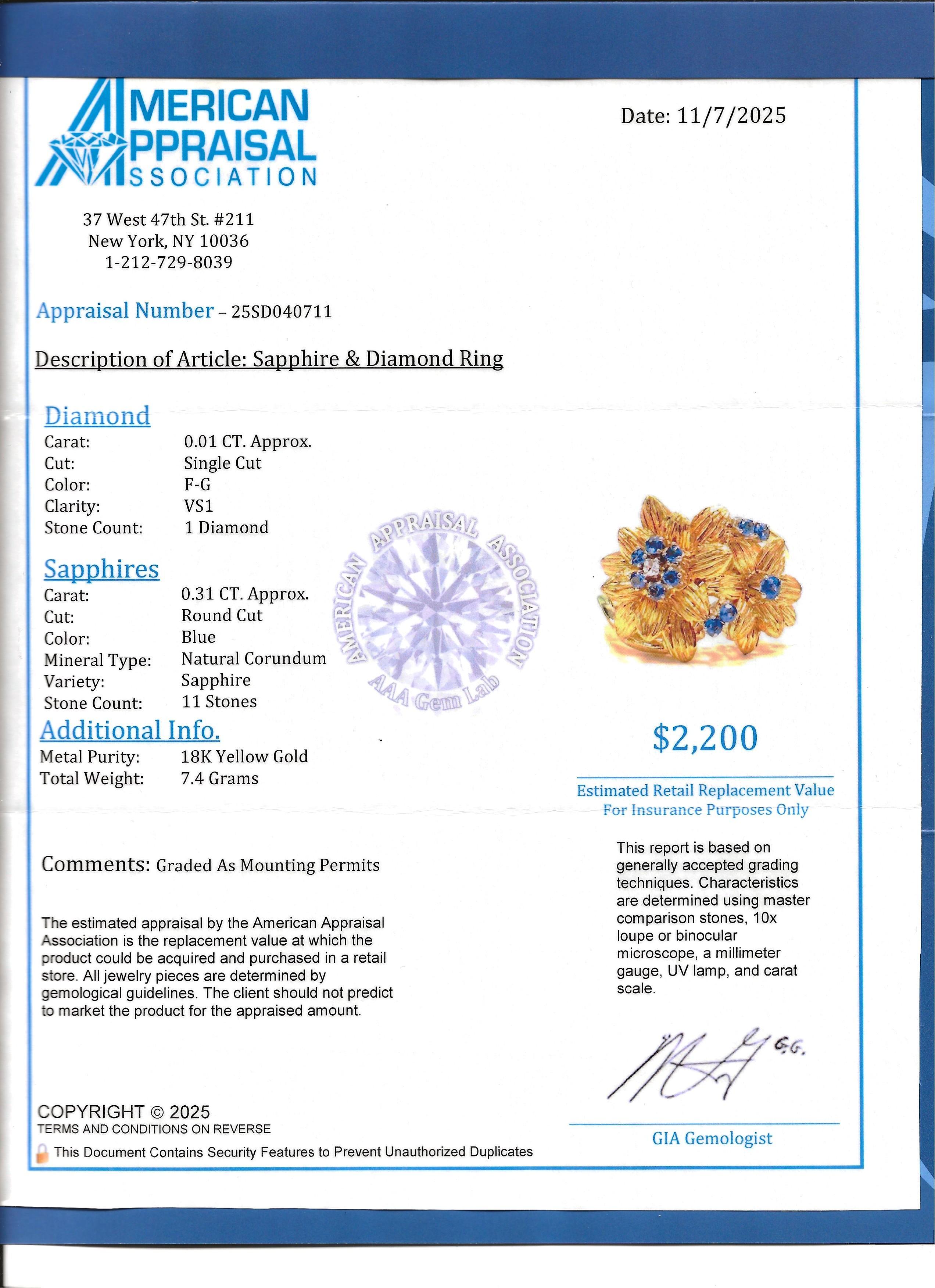 Bague en or jaune 18 carats à motif de fleur texturée, saphir bleu rond et diamant en vente 4