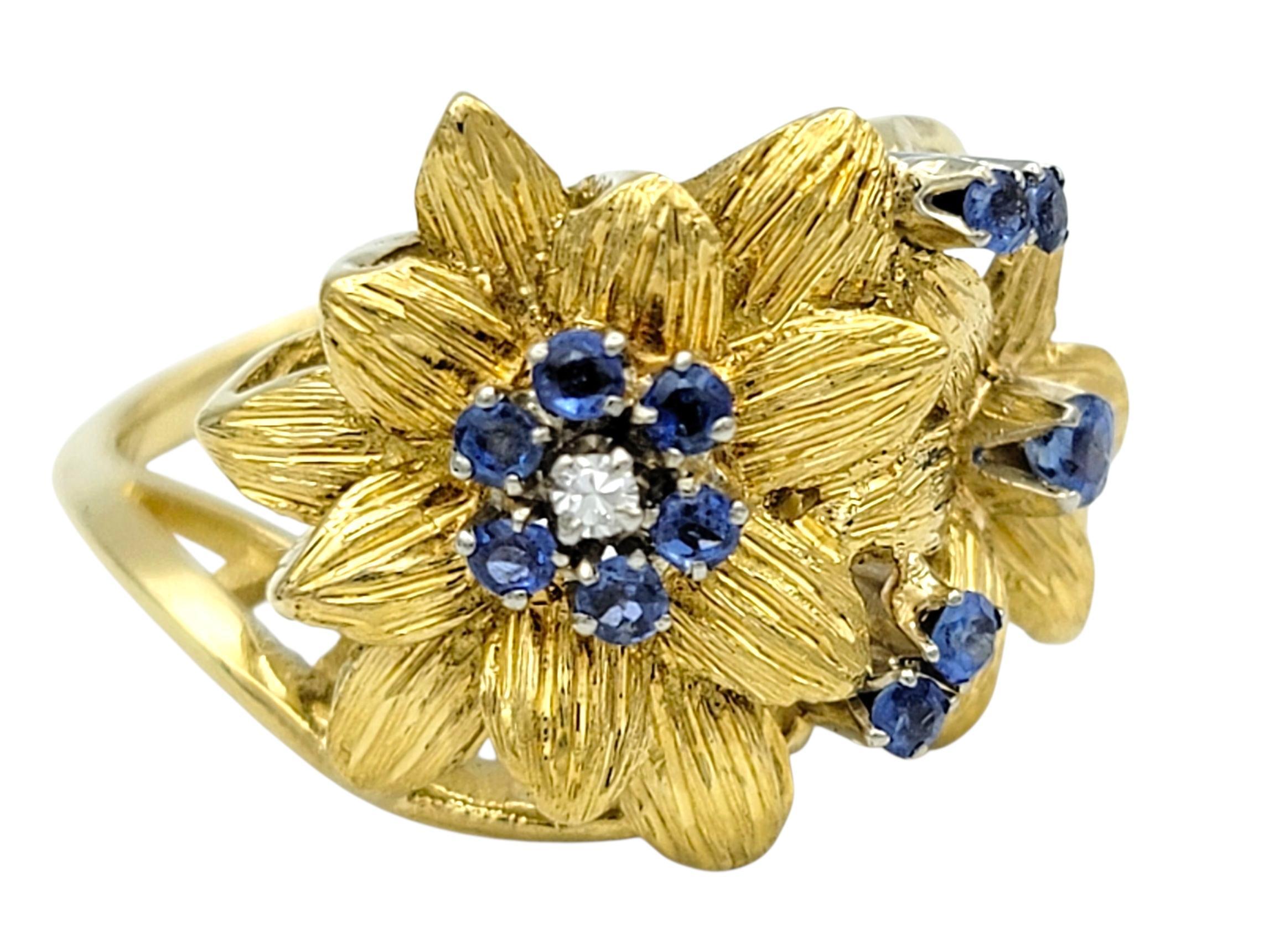 Contemporain Bague en or jaune 18 carats à motif de fleur texturée, saphir bleu rond et diamant en vente