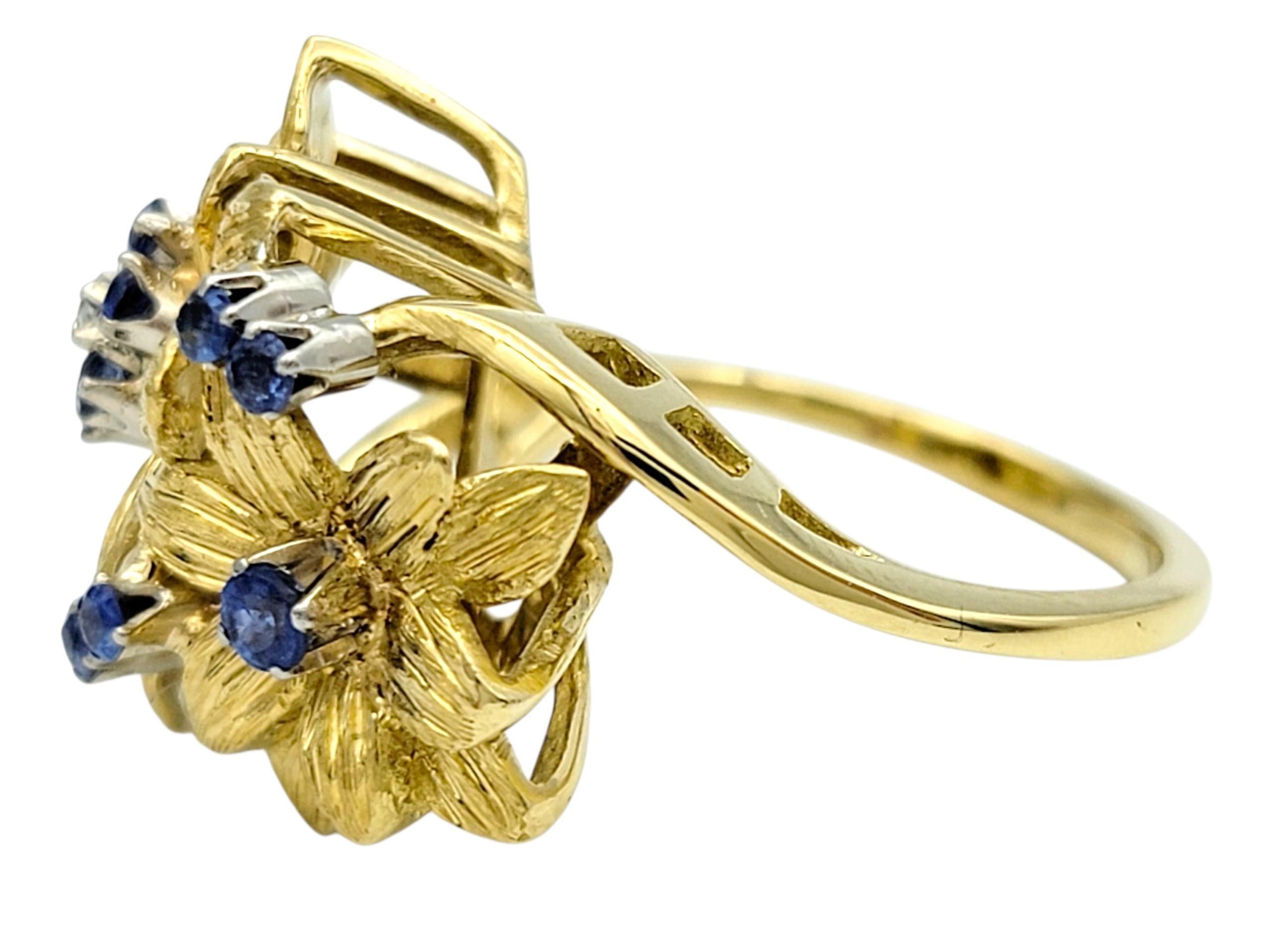 Taille ronde Bague en or jaune 18 carats à motif de fleur texturée, saphir bleu rond et diamant en vente