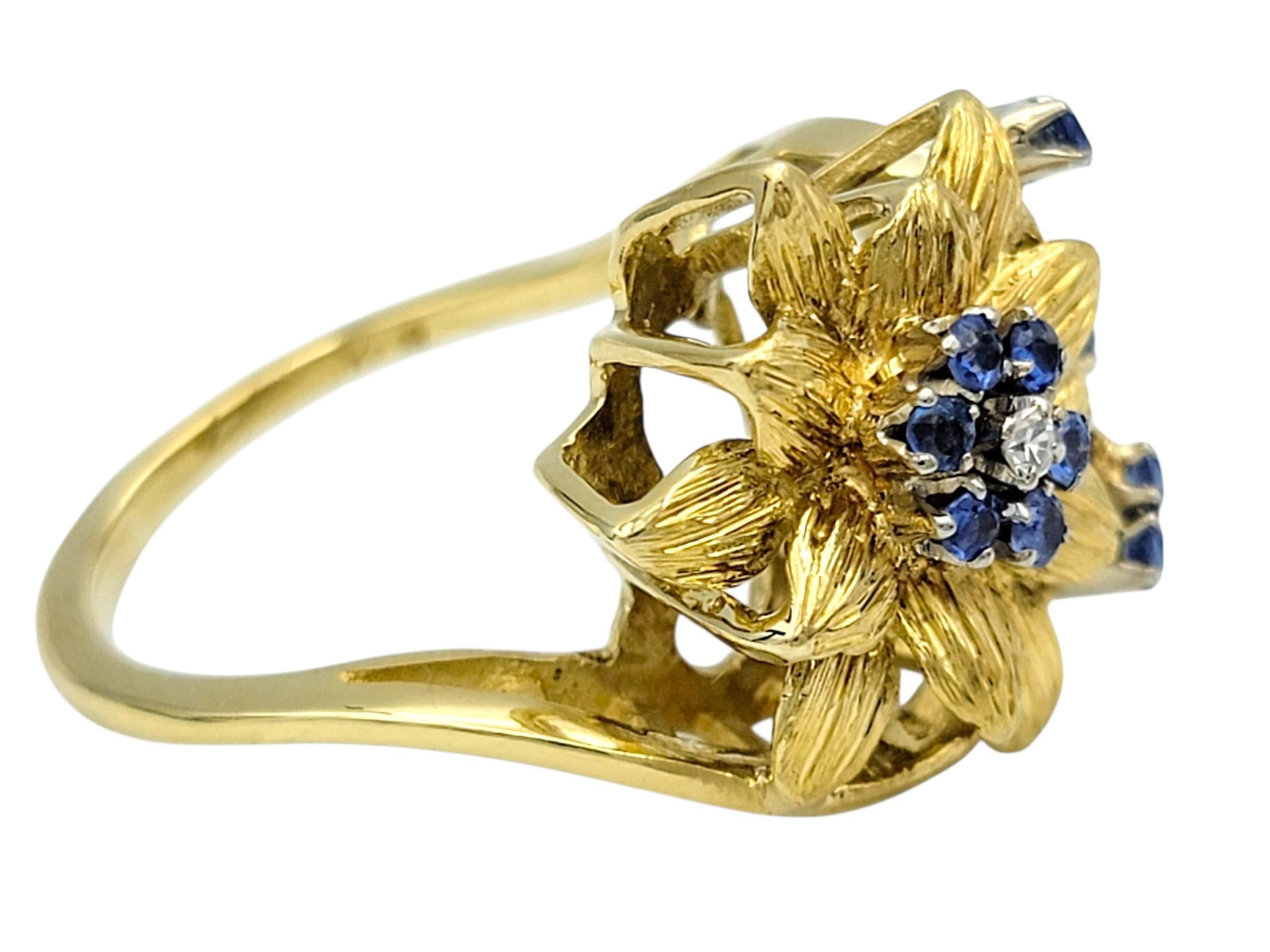 Bague en or jaune 18 carats à motif de fleur texturée, saphir bleu rond et diamant Bon état - En vente à Scottsdale, AZ