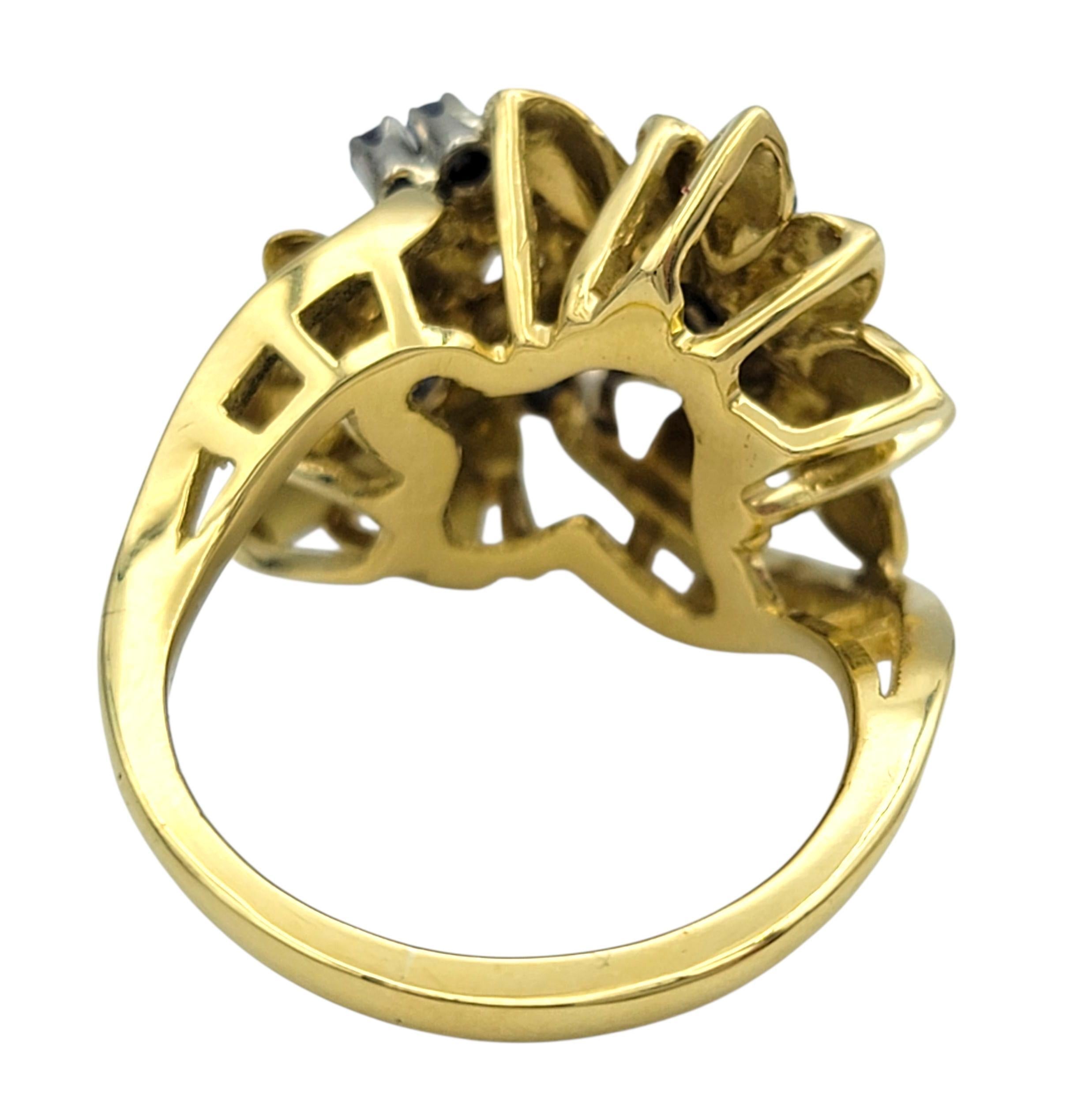 Bague en or jaune 18 carats à motif de fleur texturée, saphir bleu rond et diamant Pour femmes en vente