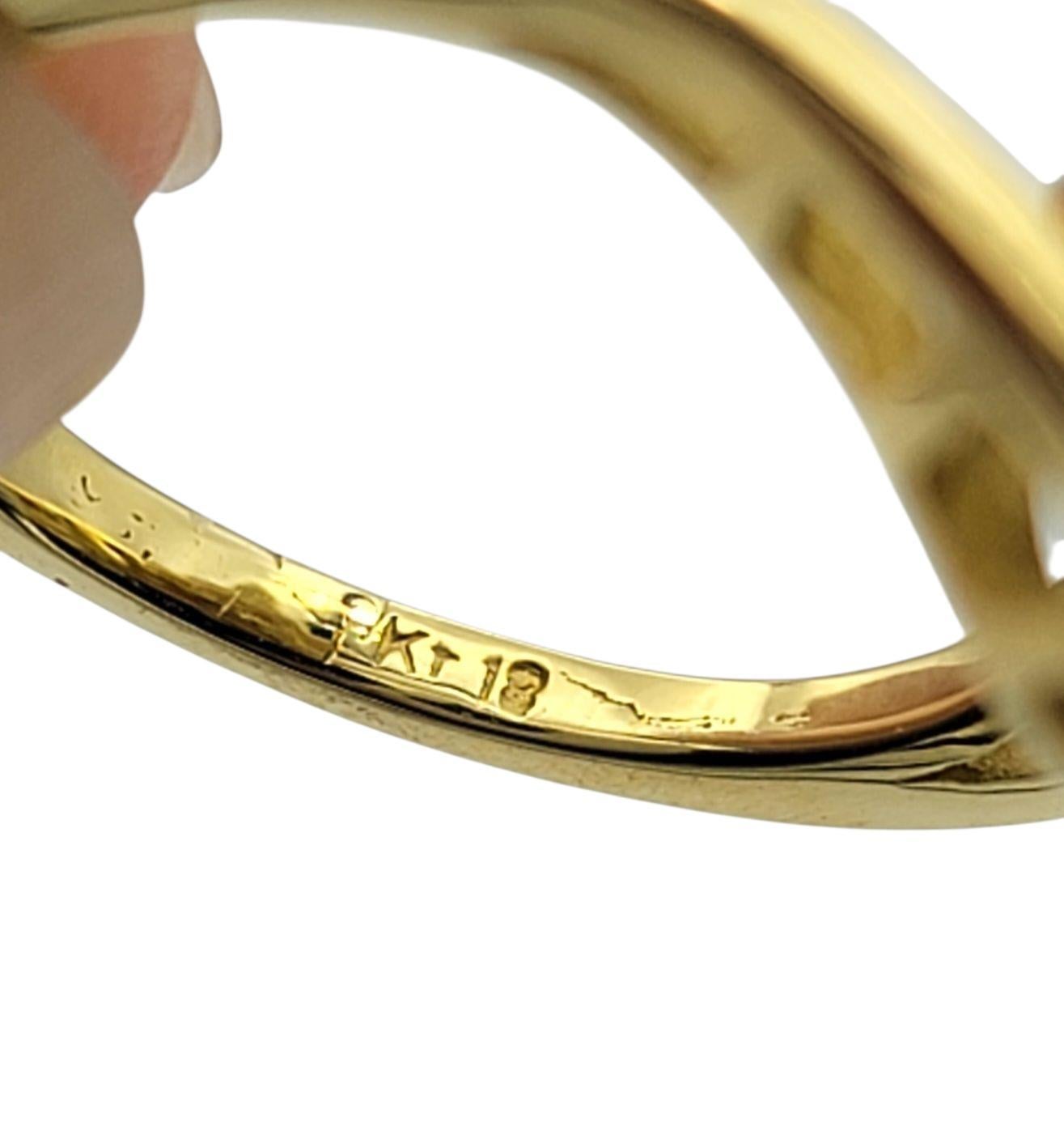 Bague en or jaune 18 carats à motif de fleur texturée, saphir bleu rond et diamant en vente 1