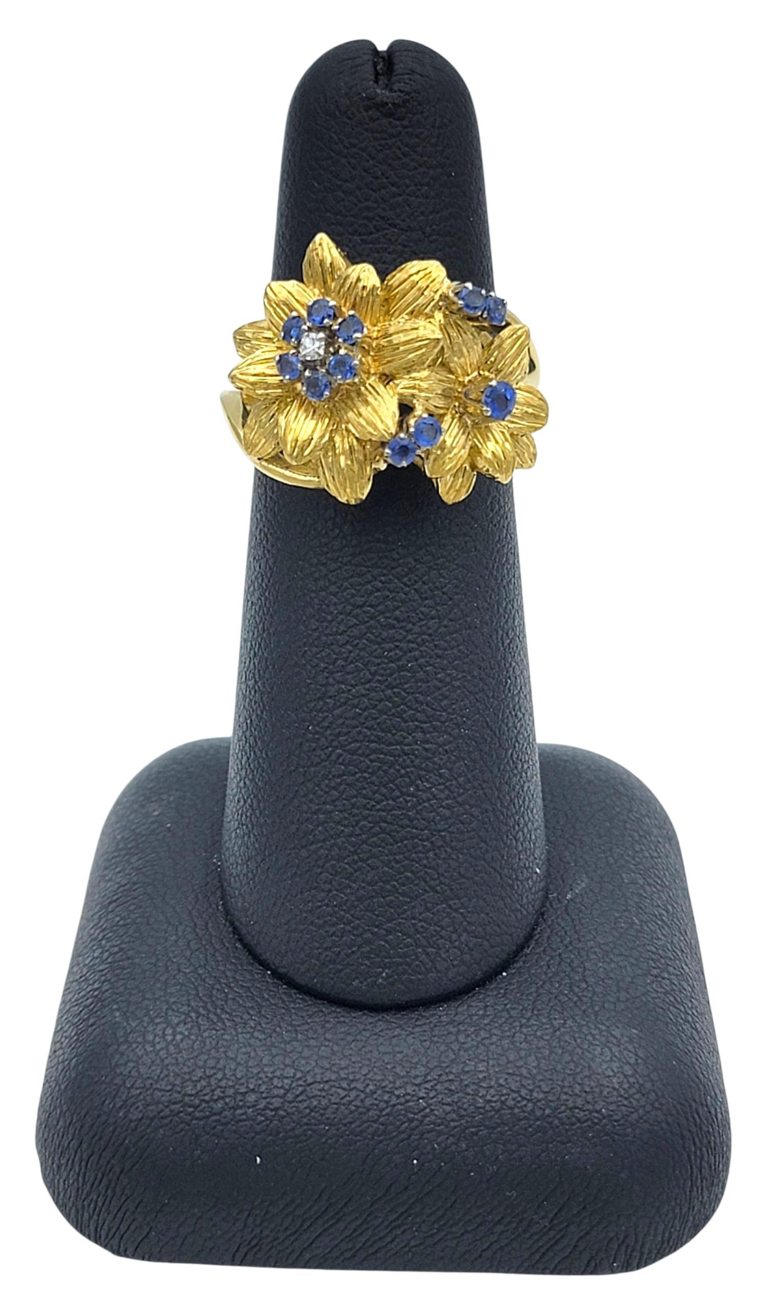 Bague en or jaune 18 carats à motif de fleur texturée, saphir bleu rond et diamant en vente 2