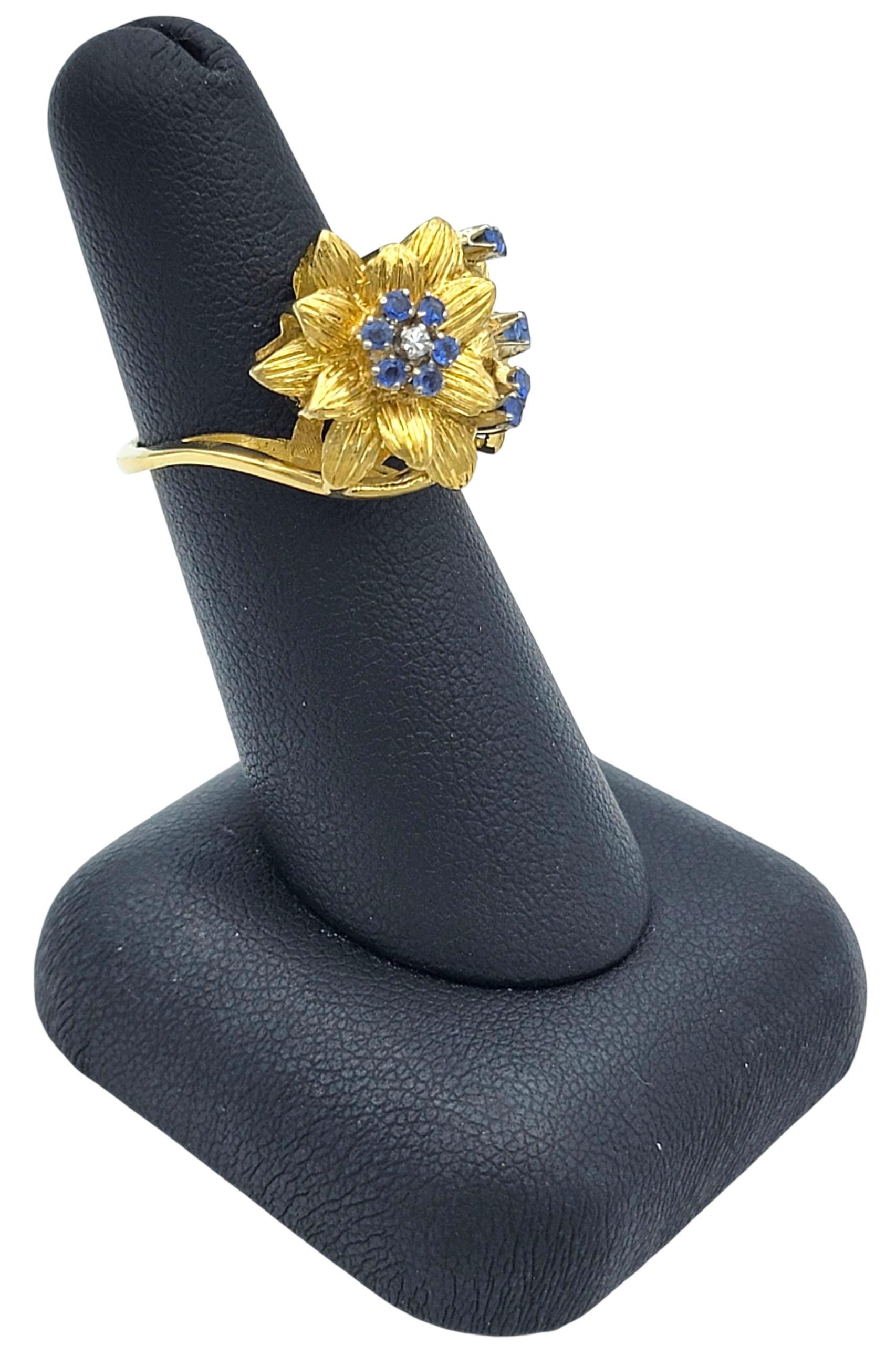 Bague en or jaune 18 carats à motif de fleur texturée, saphir bleu rond et diamant en vente 3