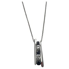 Runder blauer Saphir & Diamanten Tension Set 14K Weißgold Anhänger Halskette