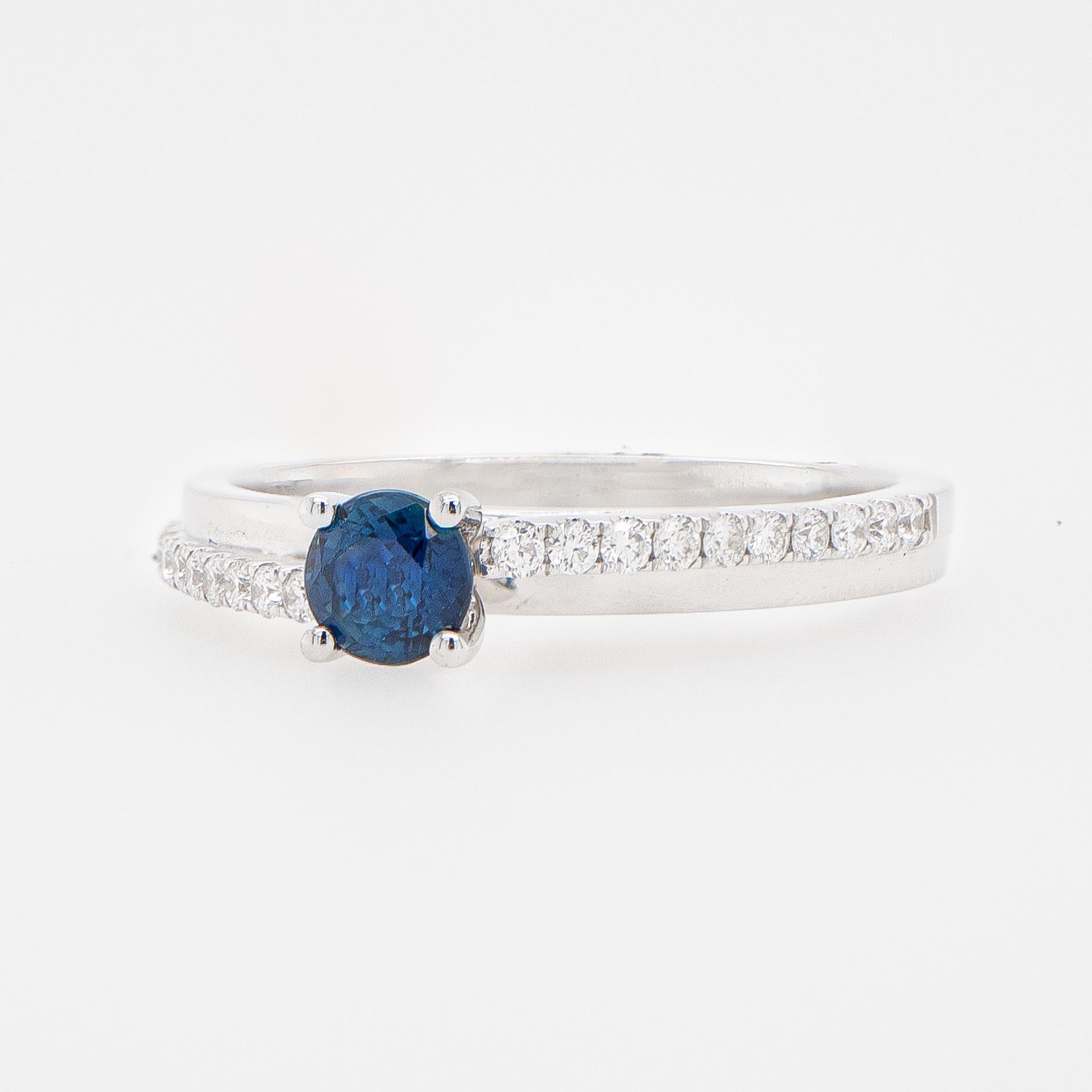 Round Cut Round Blue Sapphire Solitaire Ring 18K White Gold and Diamonds