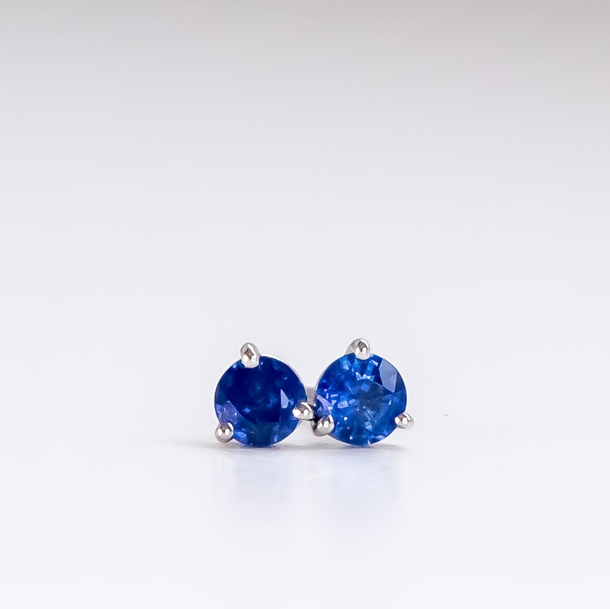 Round Blue Sapphire Studs in Platinum In New Condition For Sale In Sai Kung District, HK