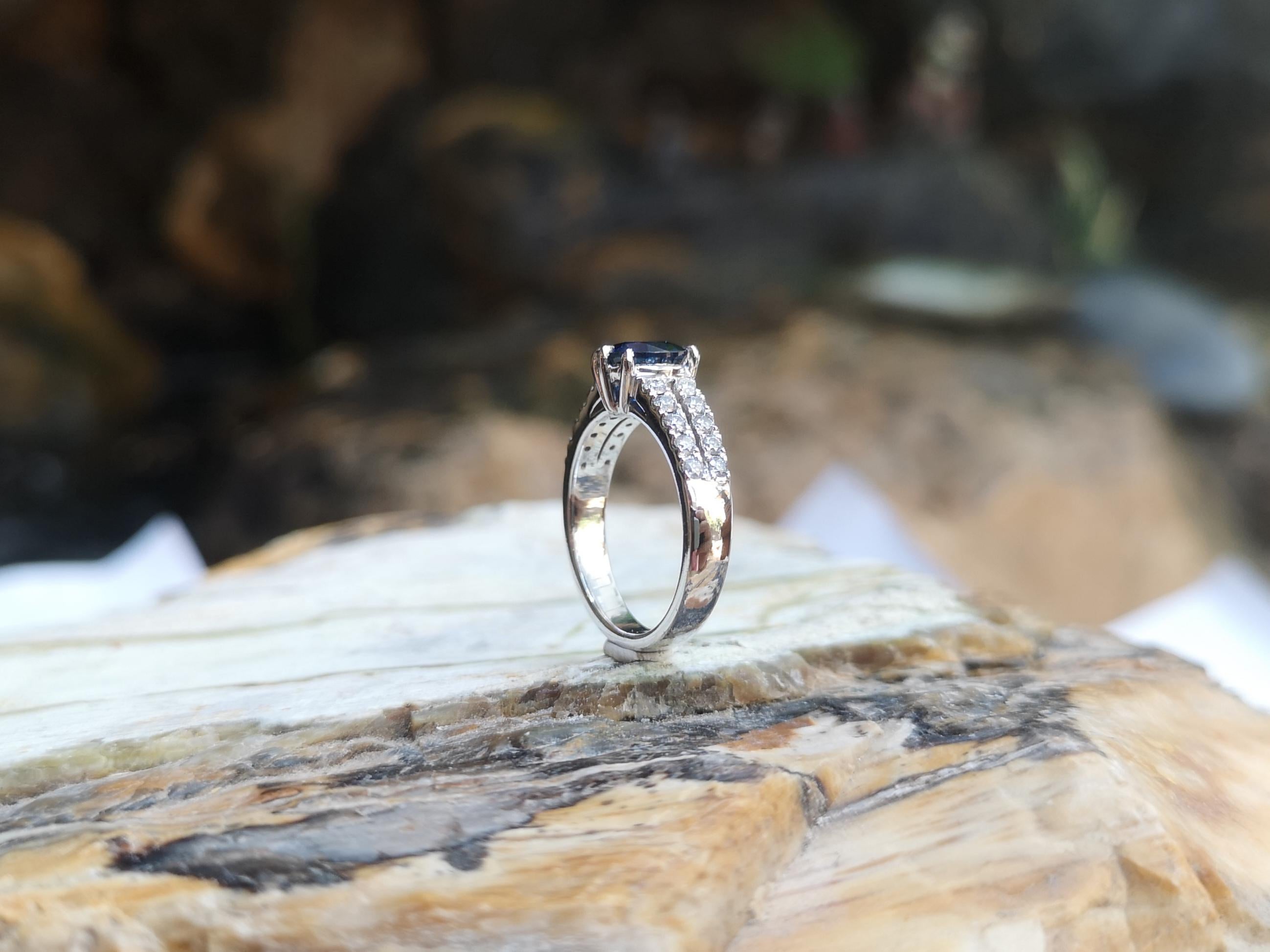 Bague en platine 950 sertie d'un saphir bleu rond et de diamants en vente 6