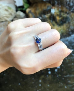 Runder blauer Saphir mit Diamantring aus Platin 950 in Fassungen