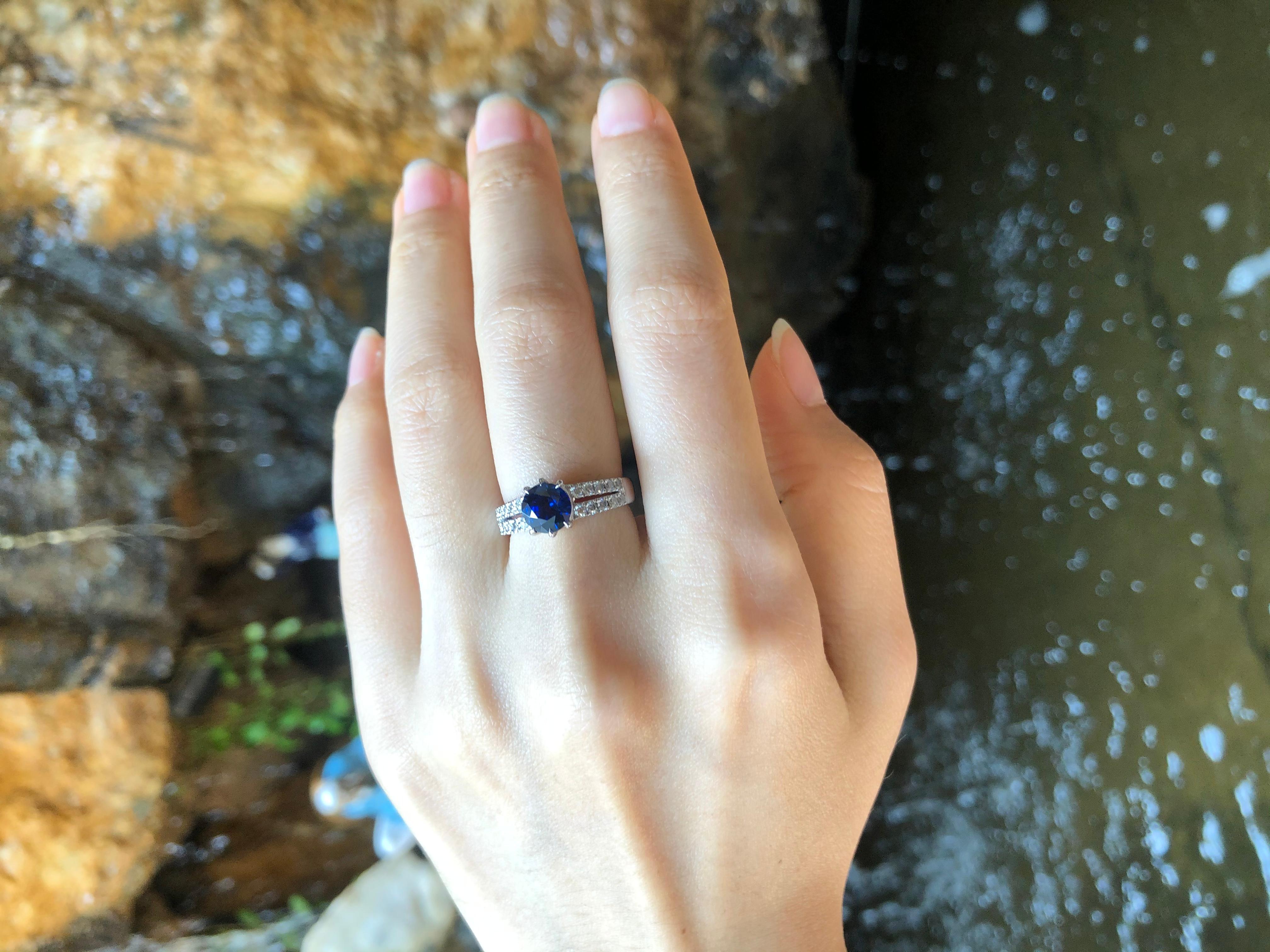 Bague en platine 950 sertie d'un saphir bleu rond et de diamants Pour femmes en vente