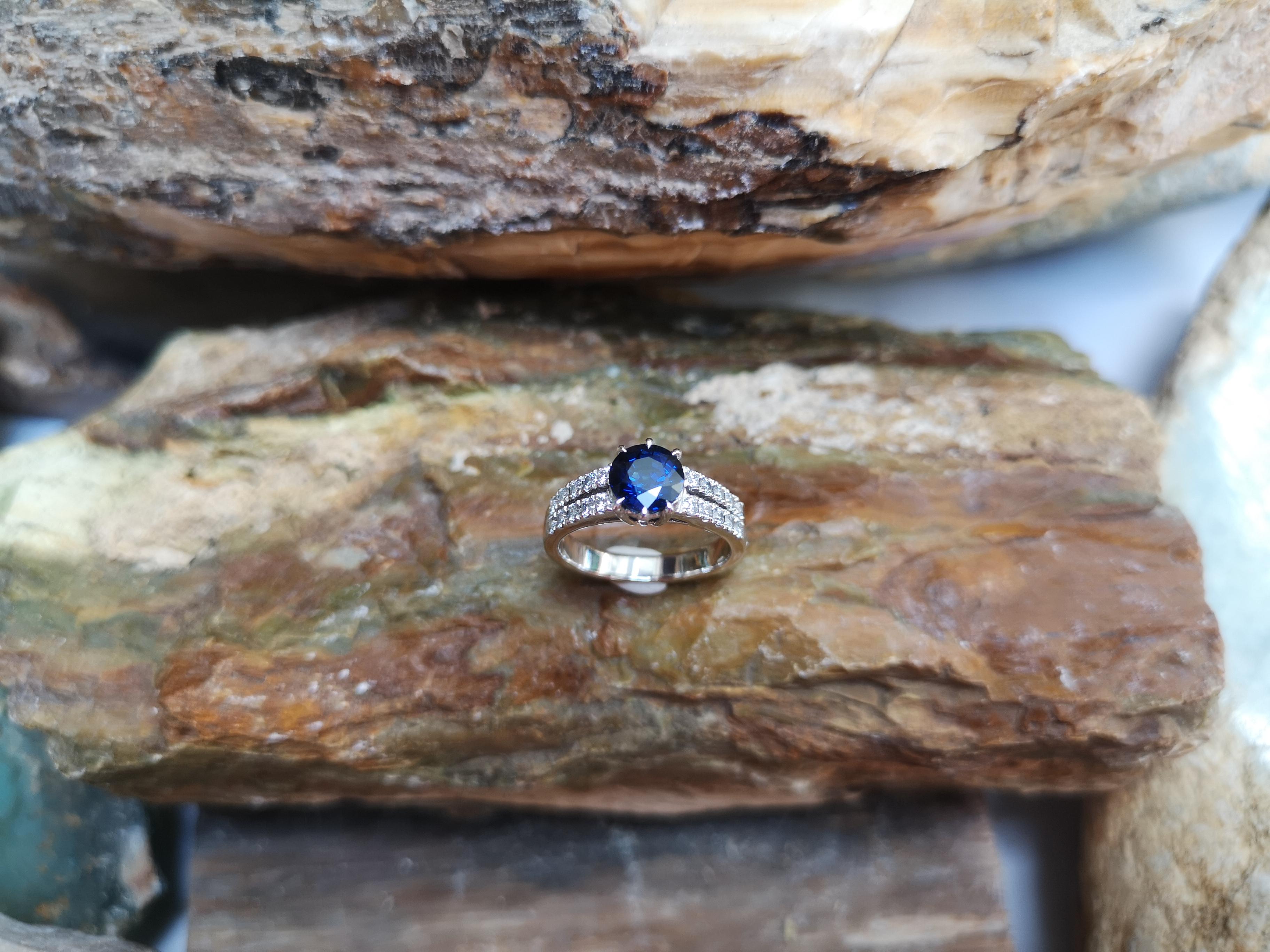 Bague en platine 950 sertie d'un saphir bleu rond et de diamants en vente 1