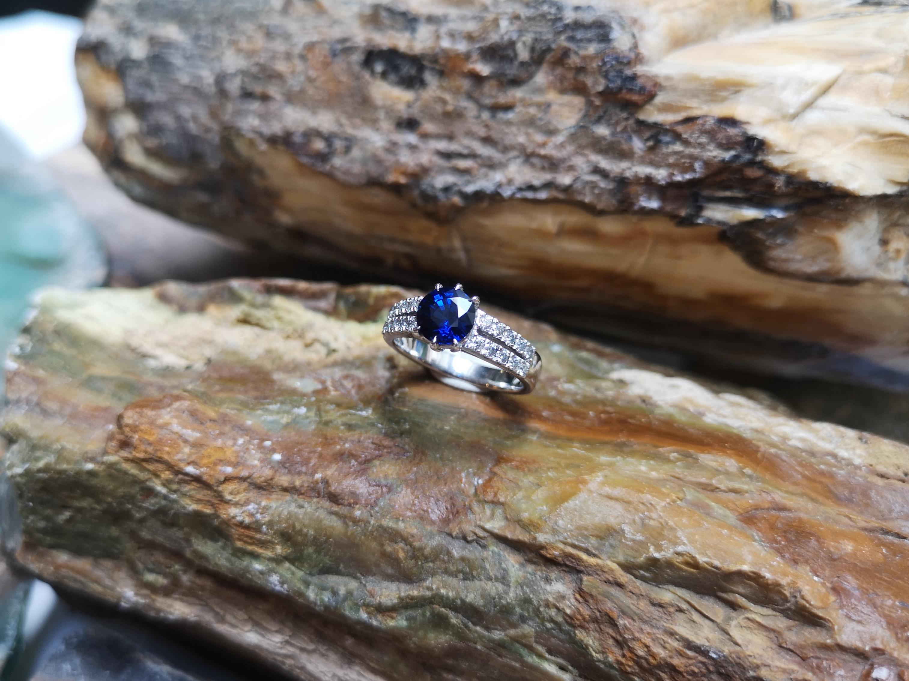 Bague en platine 950 sertie d'un saphir bleu rond et de diamants en vente 3