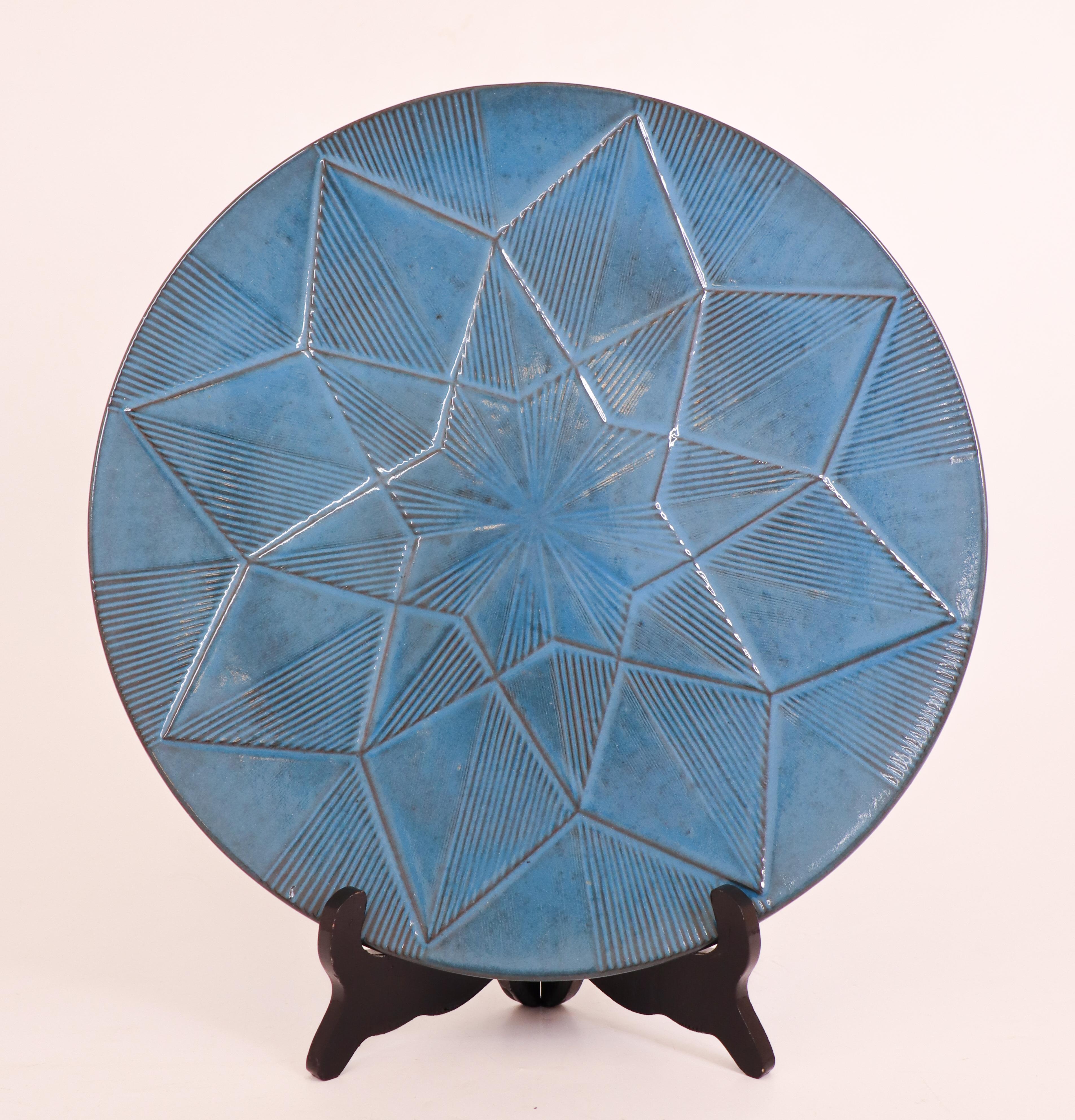 Un delizioso piatto in ceramica disegnato da Sven-Erik Skawonius presso Upsala Ekeby. Il piatto ha un diametro di 32,5 cm (13