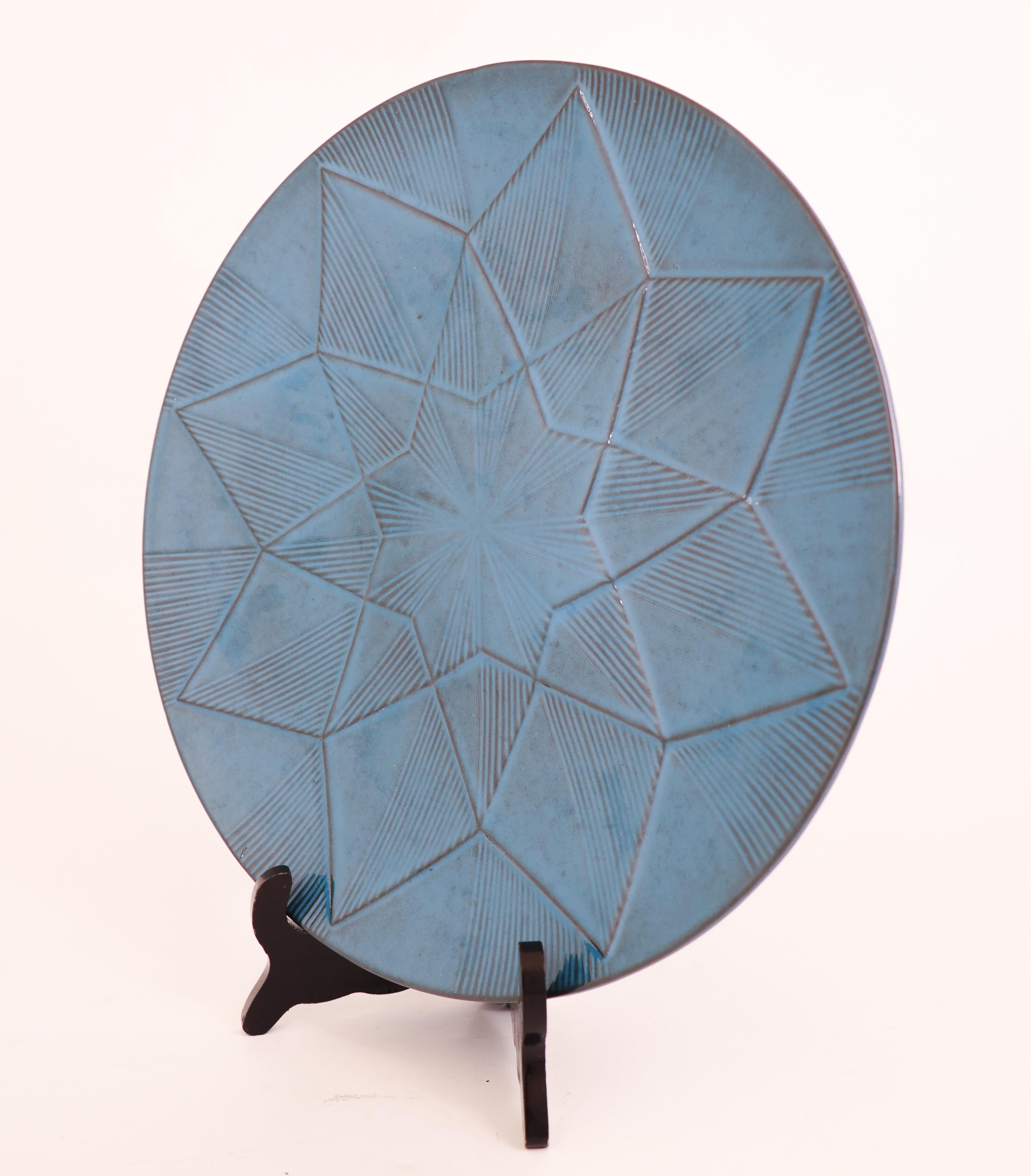 Scandinavo moderno Piatto da portata rotondo blu con stelle - Upsala Ekeby - Sven Erik Skawonius in vendita