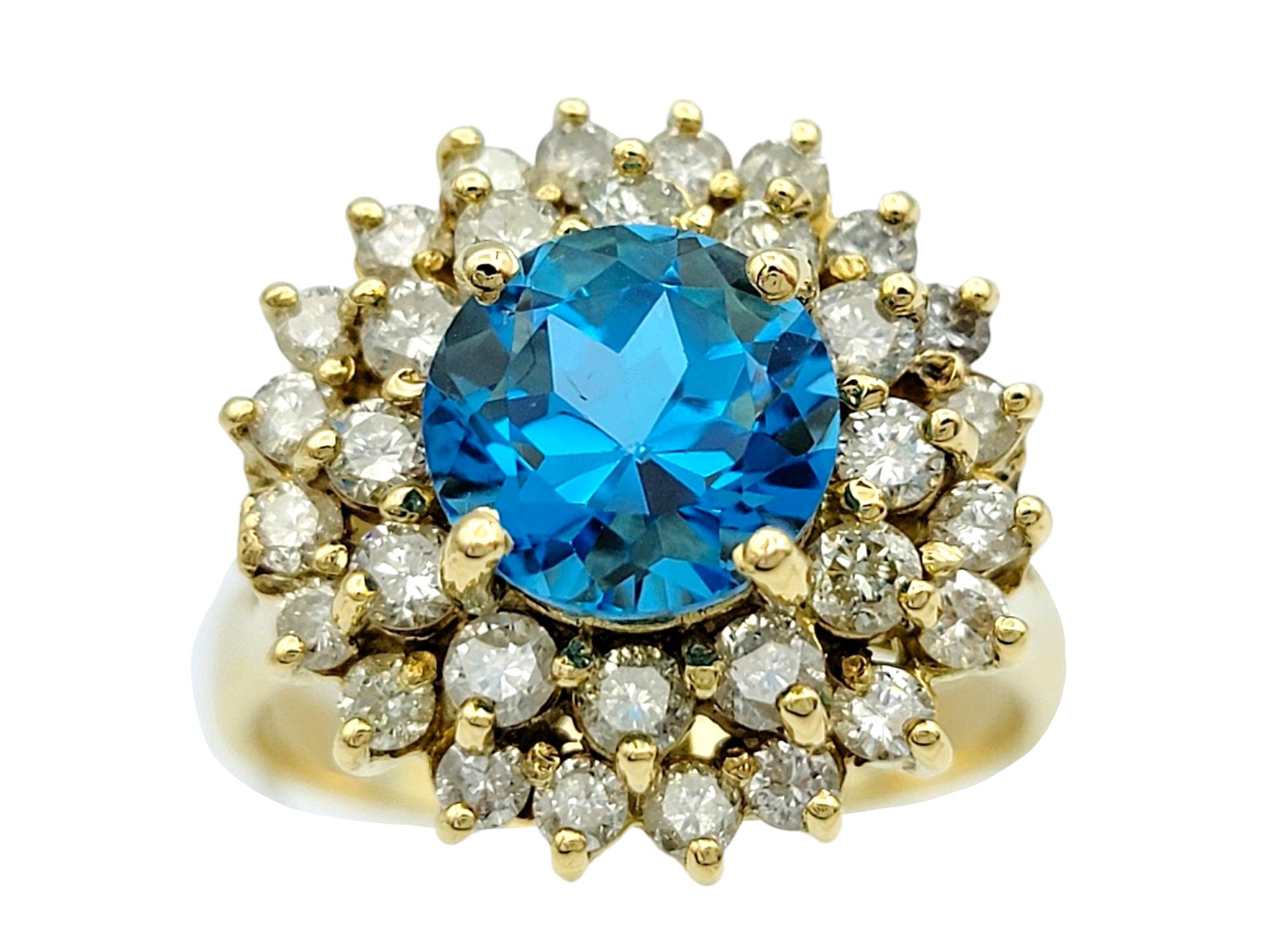 Ringgröße: 11.5

Dieser wunderschöne Ring aus 18 Karat Gelbgold mit blauem Topas und doppeltem Halo-Diamanten ist ein bezauberndes und elegantes Schmuckstück. In der Mitte des Rings befindet sich ein faszinierender Blautopas, der einen ruhigen und