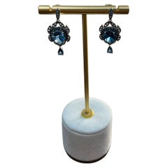 Pendientes de oro blanco de 14 quilates con forma de lágrima de topacio azul redondo hoja naturaleza diamantes