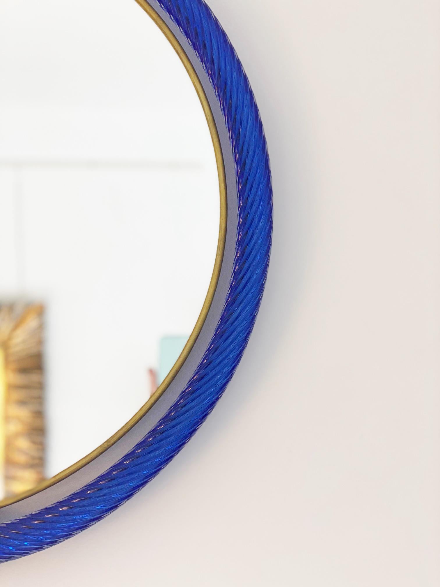 Round blue twisted rope hand blown murano glass mirror, in stock
Blue Murano hand blown glass
Brass fittings and a thin inner brass gallery
See other colors from our collection
Located in our store in Miami ready for shipping.