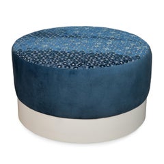 Pouf rotondo in velluto blu con piano dal motivo sfumato e rotelle nascoste