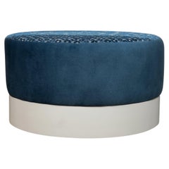 Pouf rotondo in velluto blu con piano dal motivo sfumato e rotelle nascoste