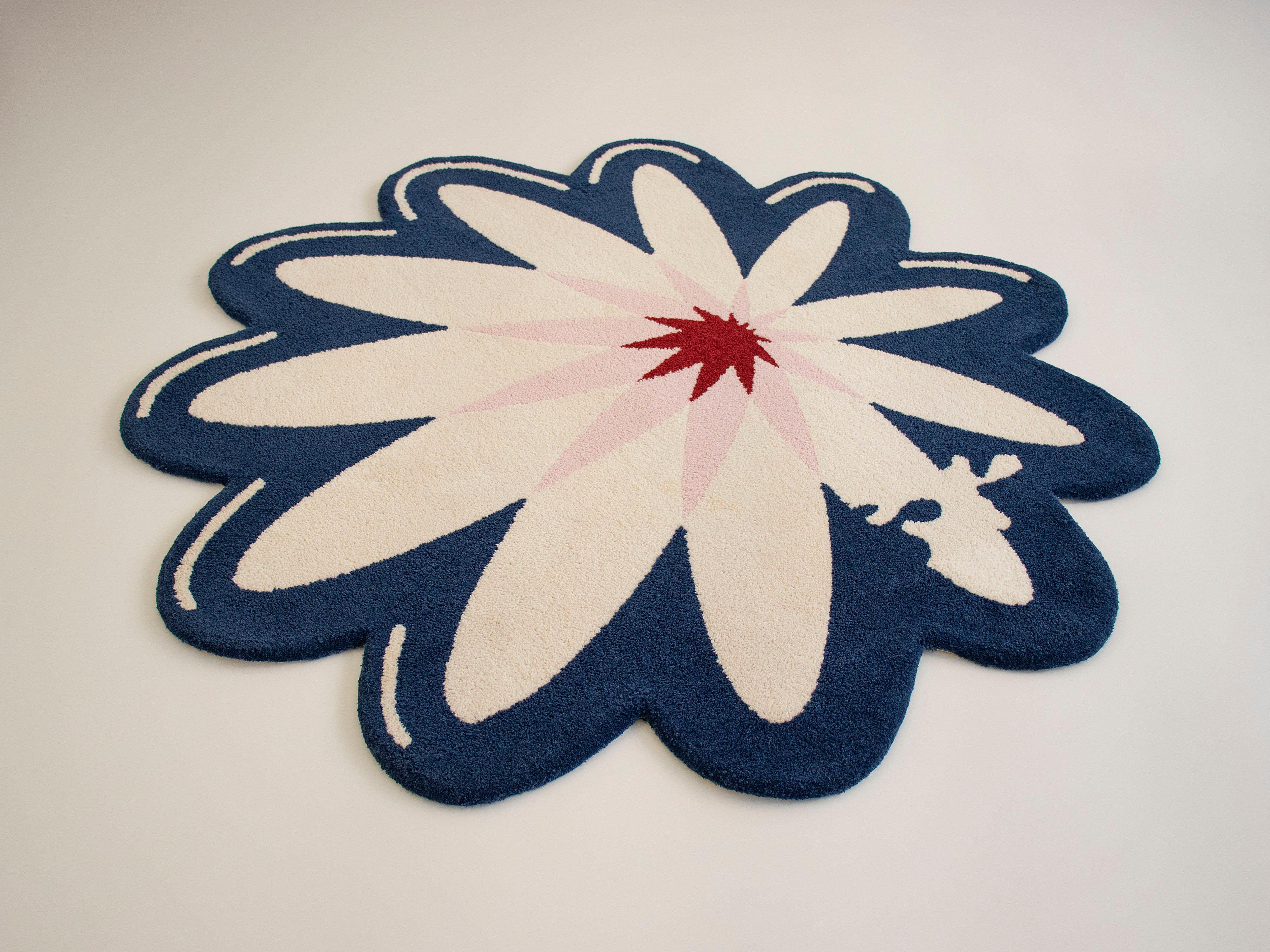 Runder blauer, weißer und roter Blumenteppich aus der Graffiti-Kollektion von Paulo Kobylka (Maschinell gefertigt) im Angebot