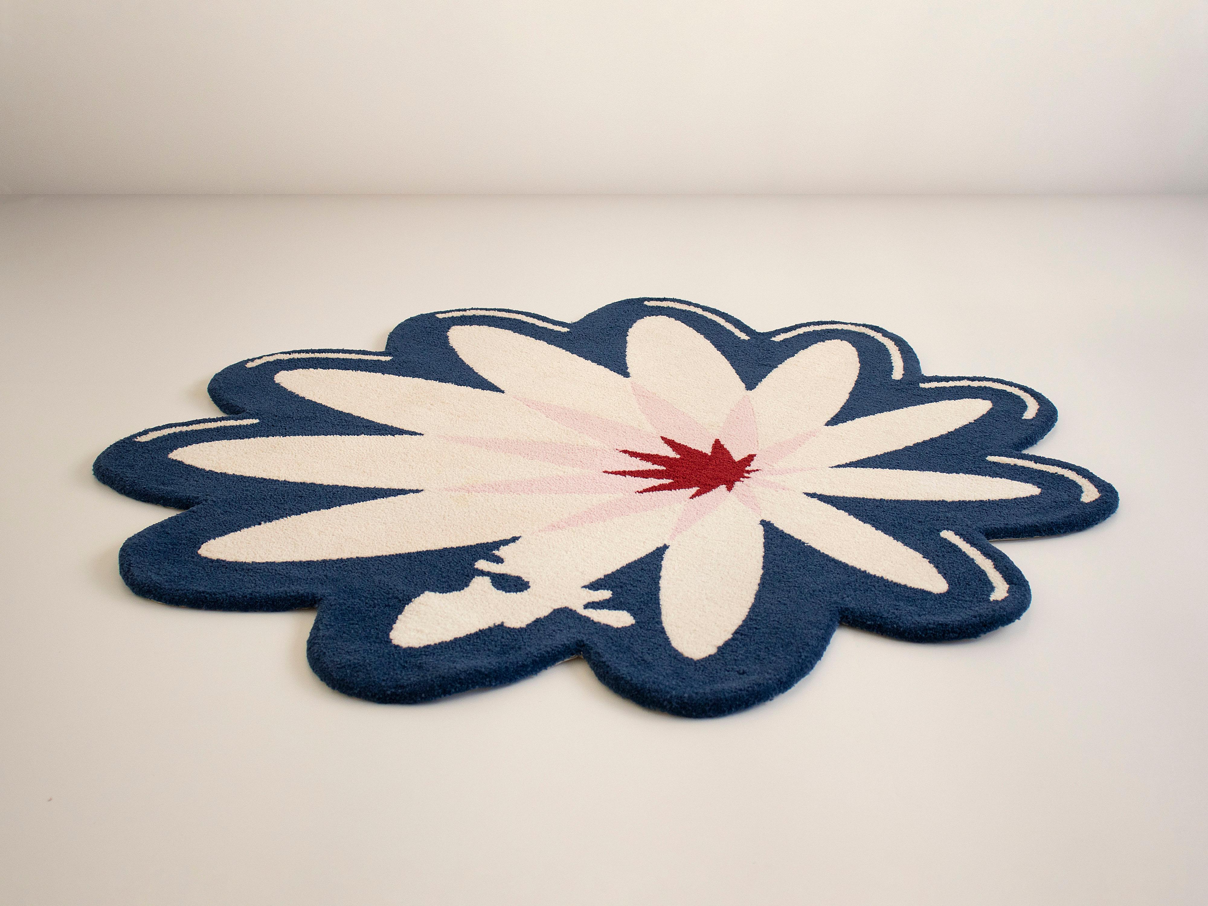 Nylon Tapis rond à fleurs bleu, blanc et rouge de la collection Graffiti de Paulo Kobylka en vente