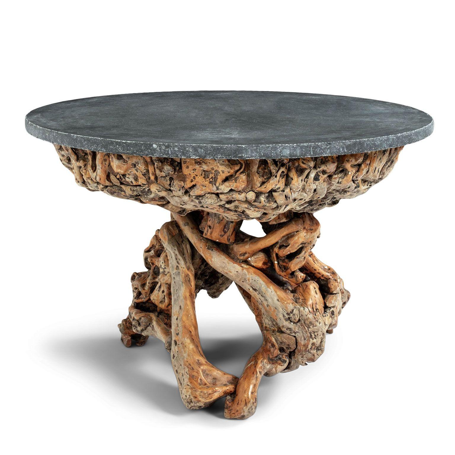 Organique Table ronde à plateau en pierre bleue et base en bois naturel de Roots en vente