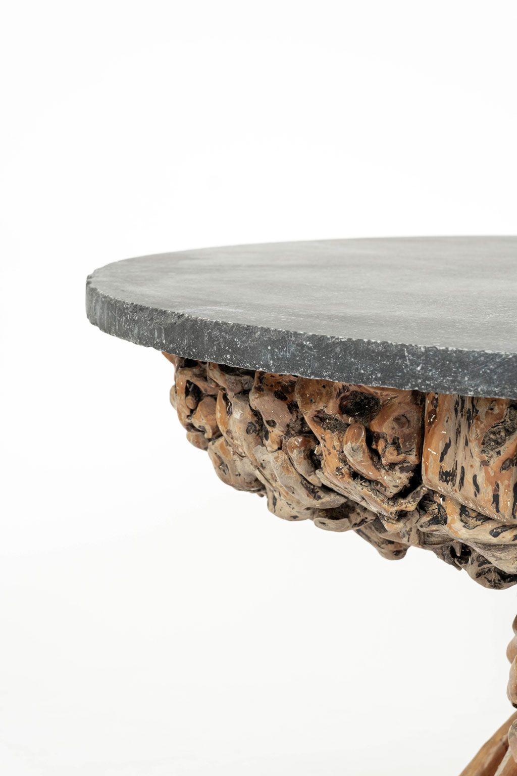 Belge Table ronde à plateau en pierre bleue et base en bois naturel de Roots en vente