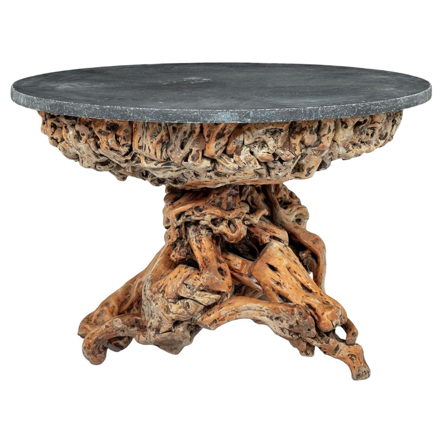 Table ronde à plateau en pierre bleue et base en bois naturel de Roots en vente