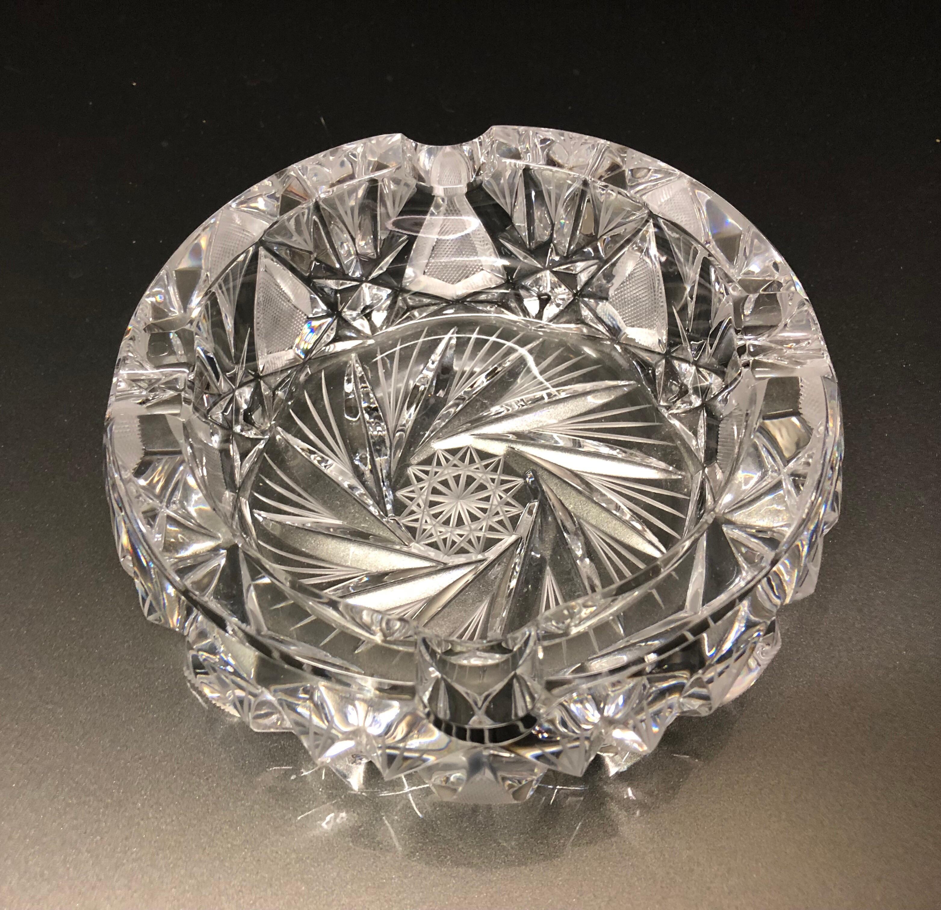Beautiful Bohemian crystal ashtray.

Summer discounts for shipping!

Contact us for more information, please !