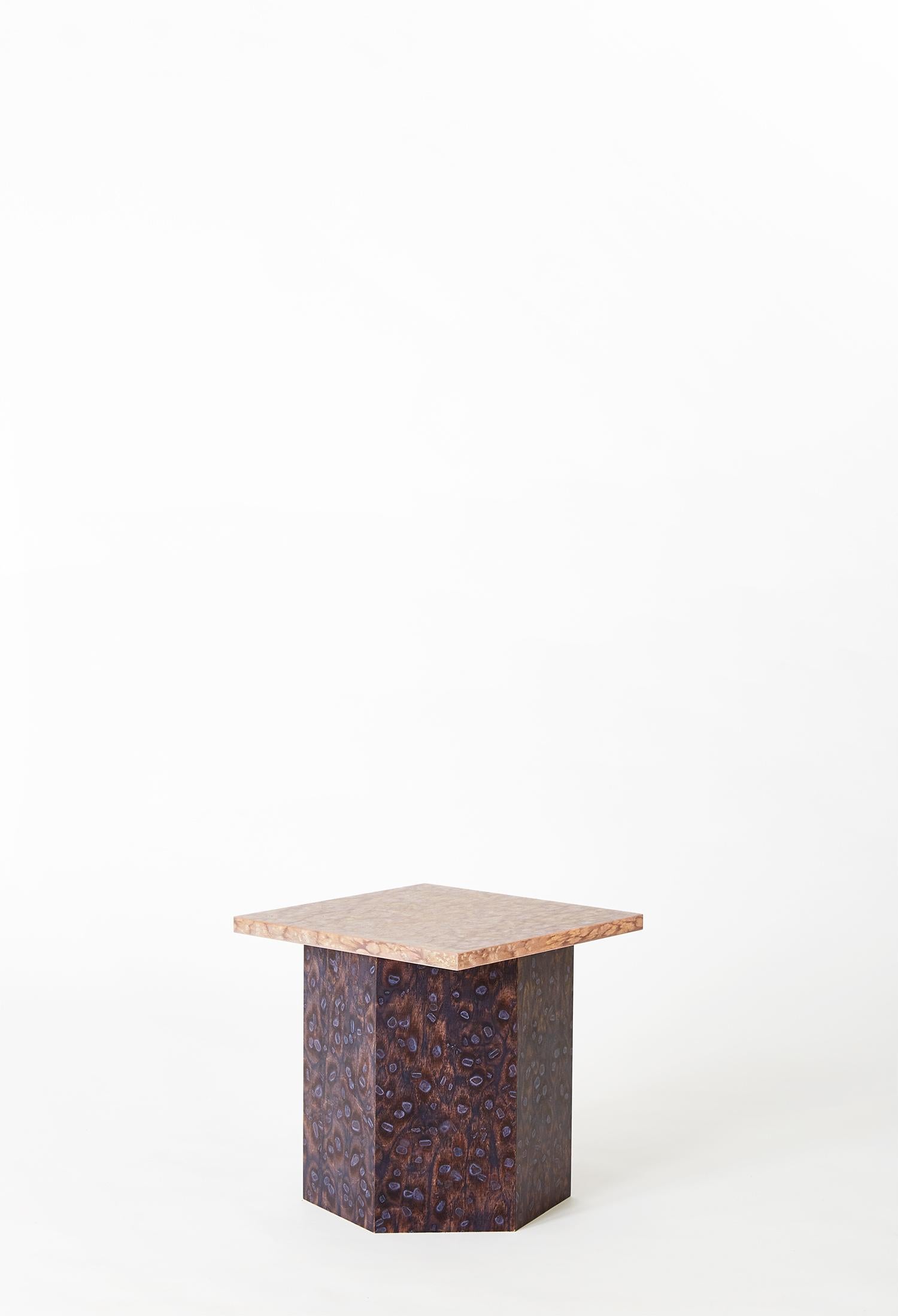 Moderne Table d'appoint ronde audacieuse à base hexagonale Osis de Llot Llov en vente