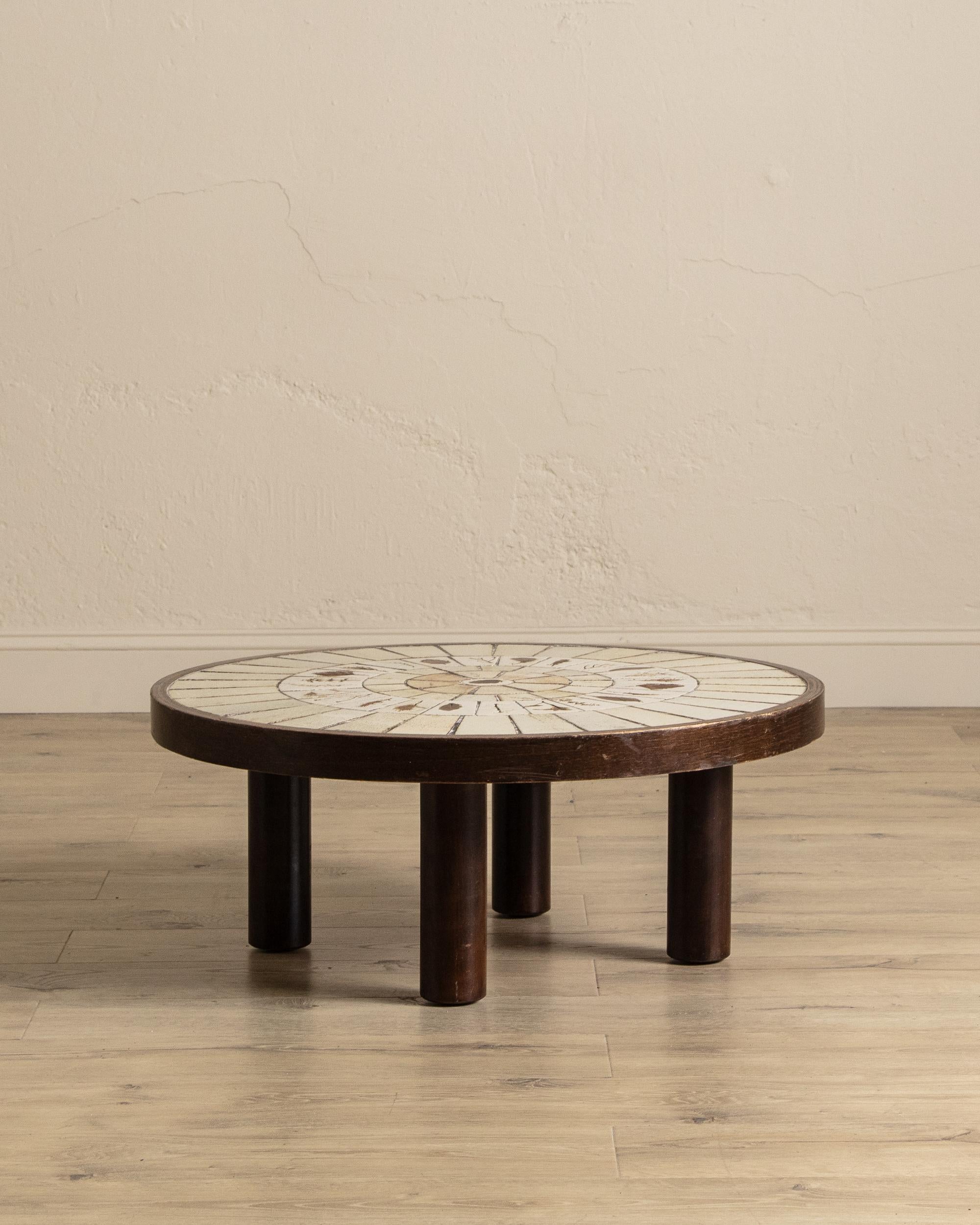 Runder Couchtisch mit botanischer Kachelplatte von Roger Capron, Frankreich, 1965 (Moderne der Mitte des Jahrhunderts) im Angebot