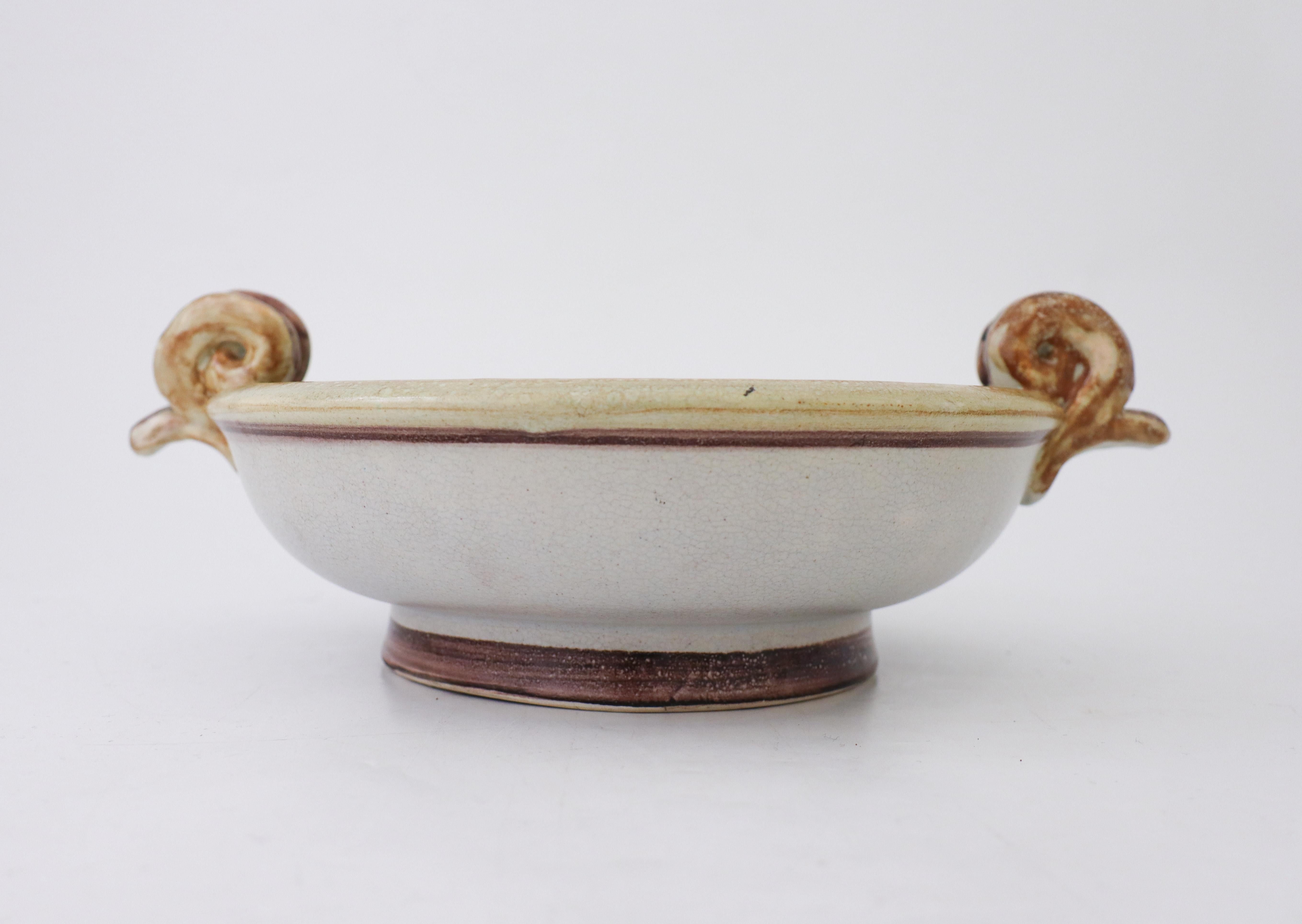 A lovely bowl with handles from Bo Fajans in the 1930s. The bowl is 28 cm in diameter and about 10 cm high. It is in mint condition and marked with the Bo Fajans mark below.