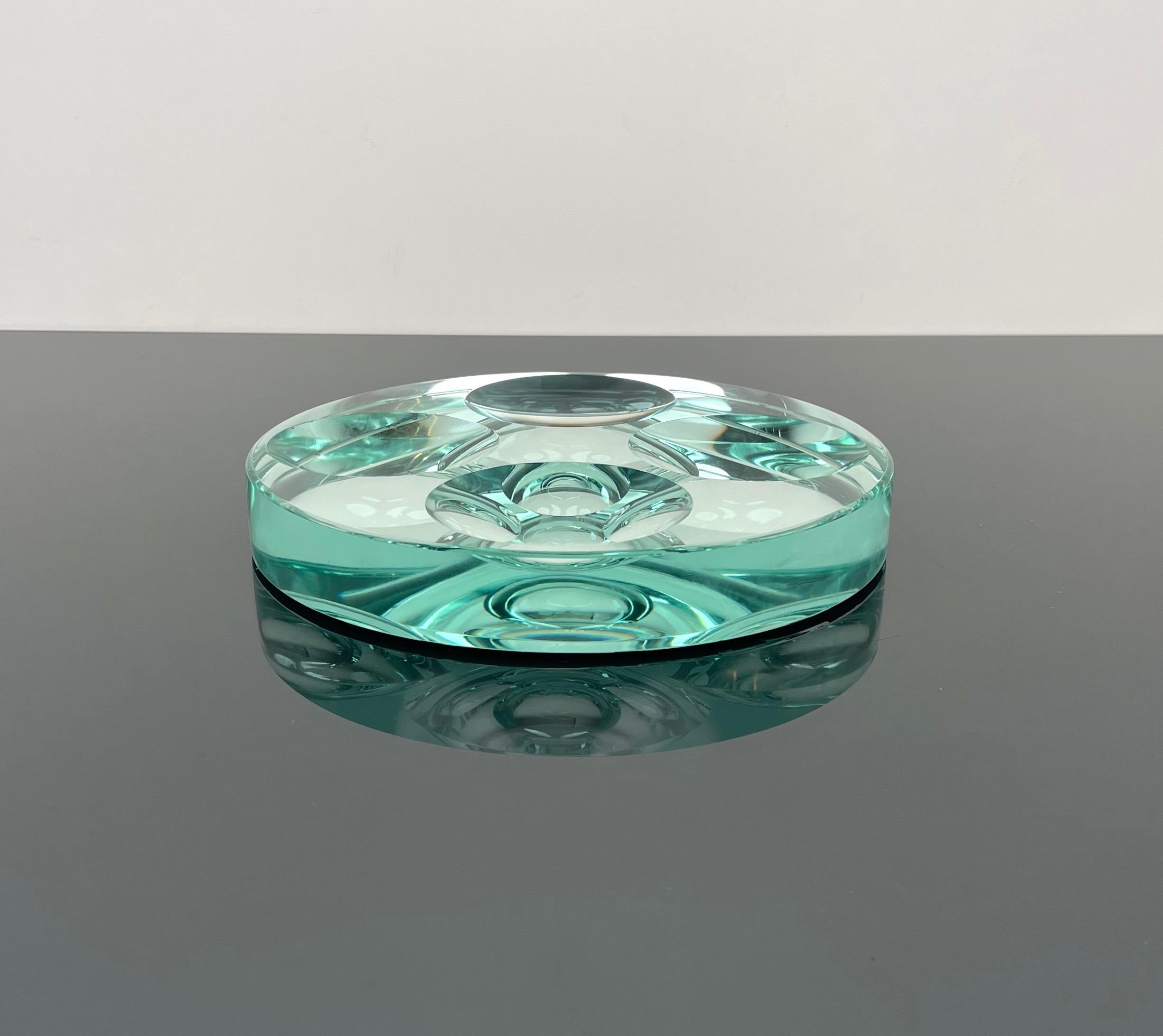 Seltene runde Schale oder Aschenbecher aus grünem Kristallglas und verspiegelter Unterseite mit vier konkaven Kreisen von Fontana Arte.

Hergestellt in Italien in den 1960er Jahren.