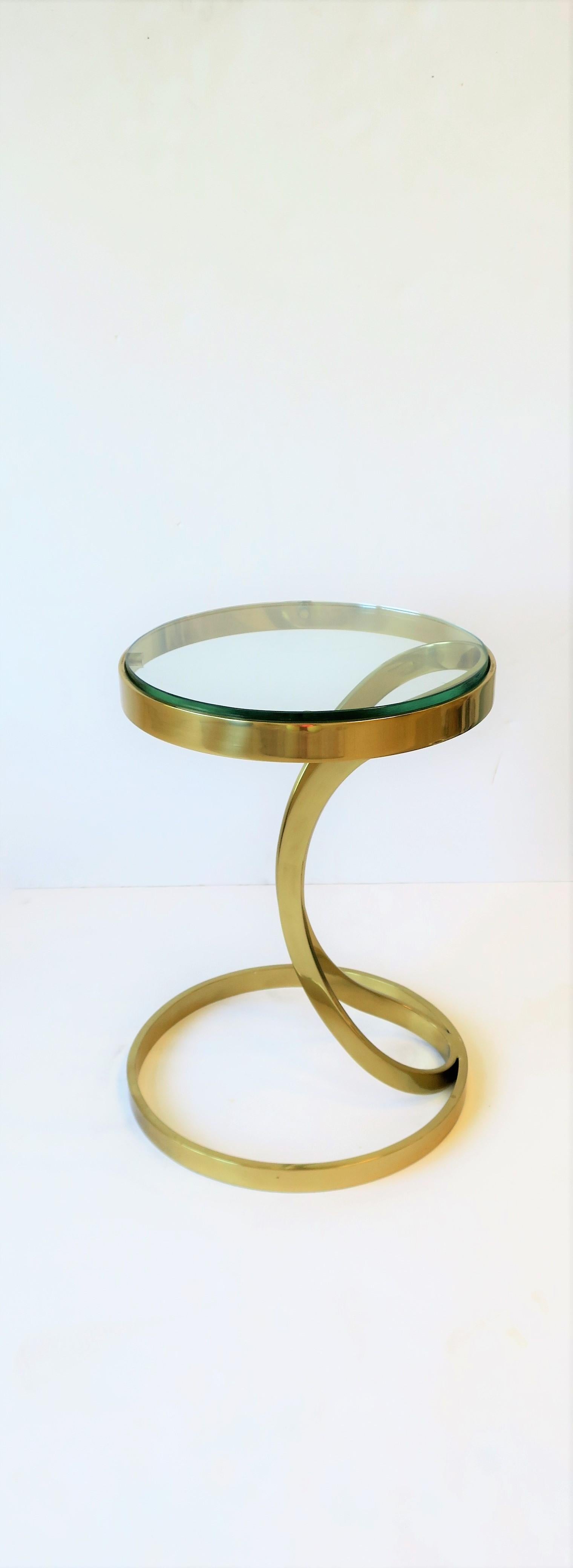 Table à boire ronde en laiton et verre  Bon état - En vente à New York, NY